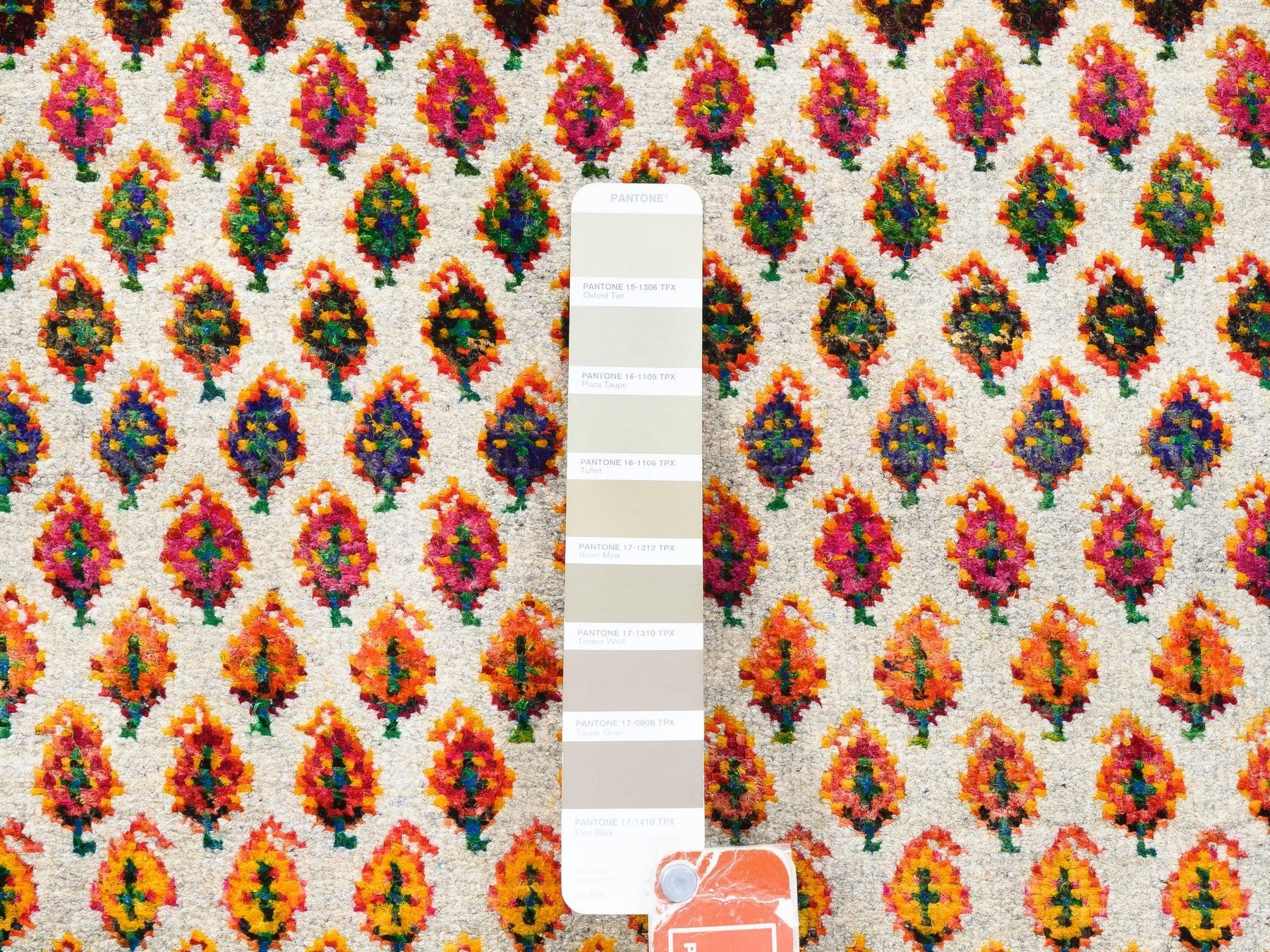 Sarouk Modern / Contemporary hand-knotted wool/sari silk runner in Beige, 2'7" x 8'1" — SKU O062331 (view 4)