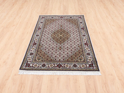 Ivory 4'0" x 6'0" Fine Oriental Hand knotted Wool Rug - Sku: O062490