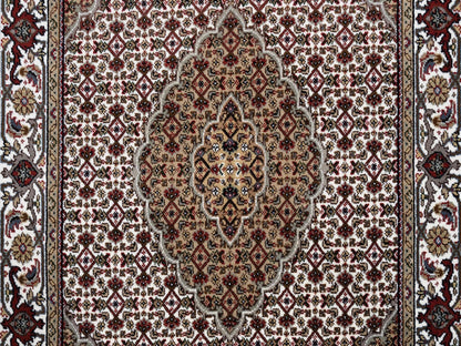 Ivory 4'0" x 6'0" Fine Oriental Hand knotted Wool Rug - Sku: O062490