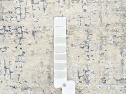 Grey 5'9" x 5'10" Modern / Contemporary Hand knotted Wool/Silk Rug - Sku: O062682