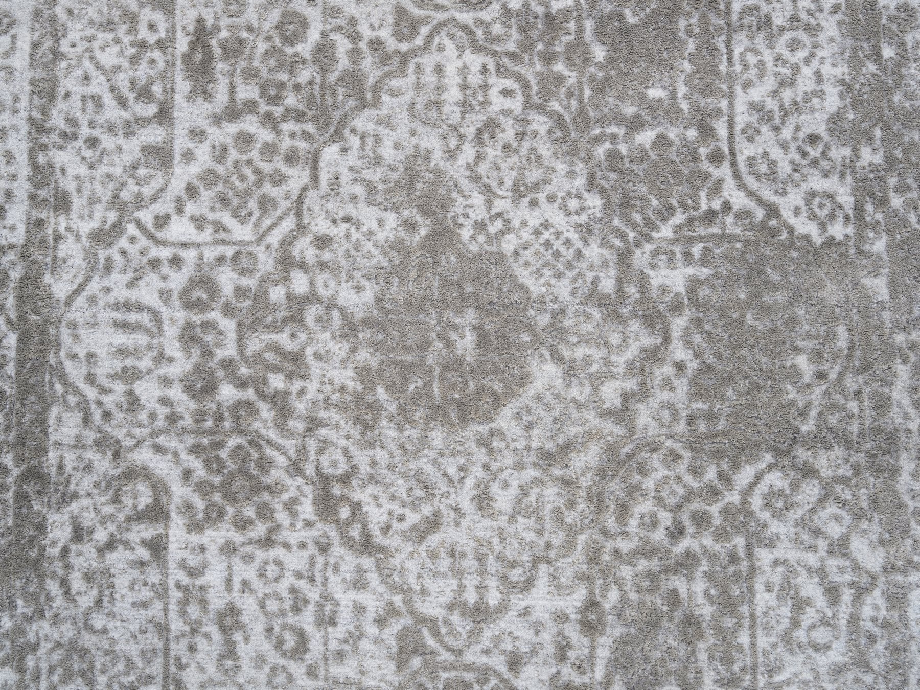 Transitional hand-knotted wool/silk rug in Gray, 4'2" x 6' — SKU O063183 (view 5)