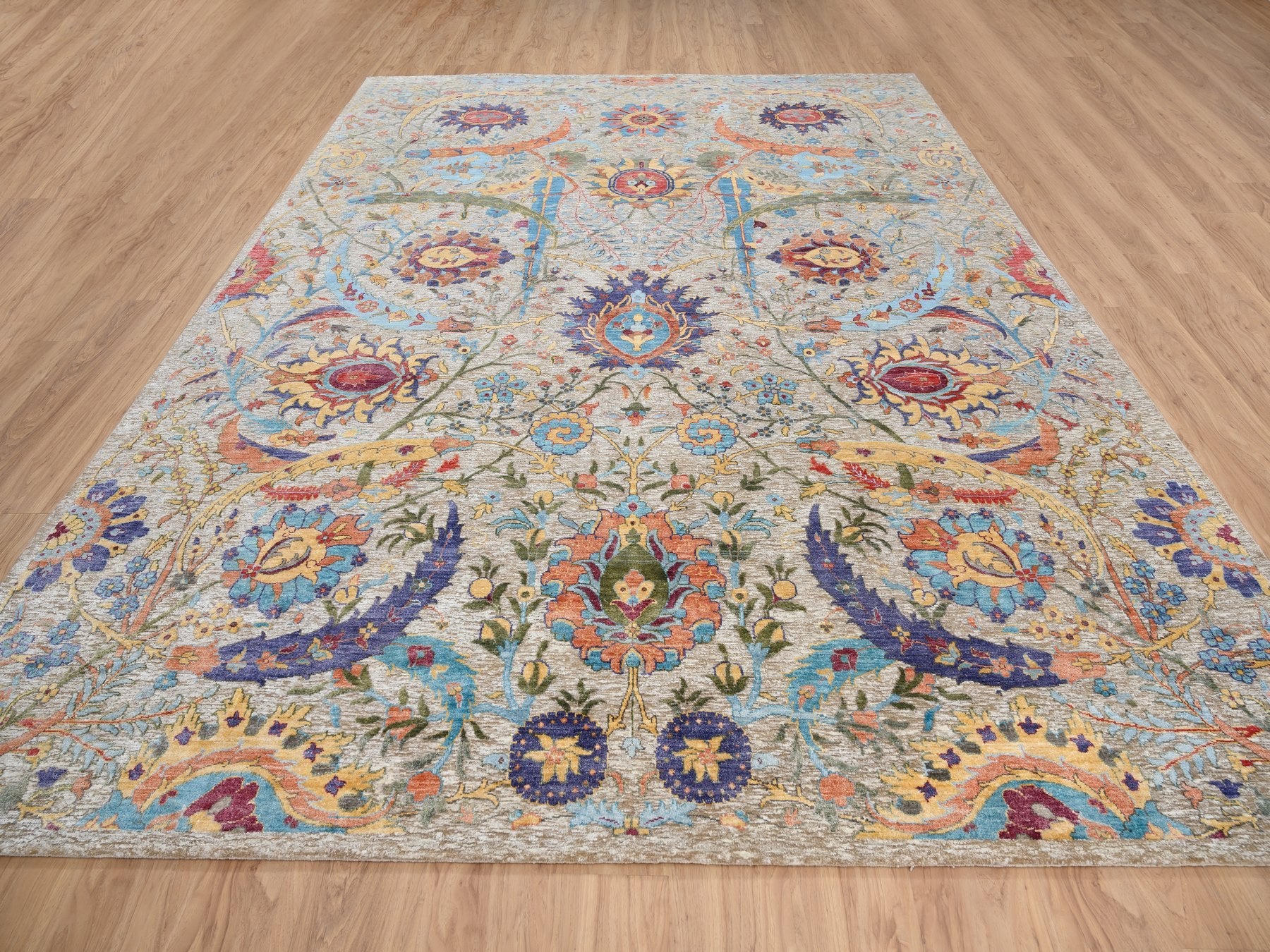 Transitional hand-knotted wool/silk rug in Ivory, 9'1" x 12'4" — SKU O063199 (view 2)