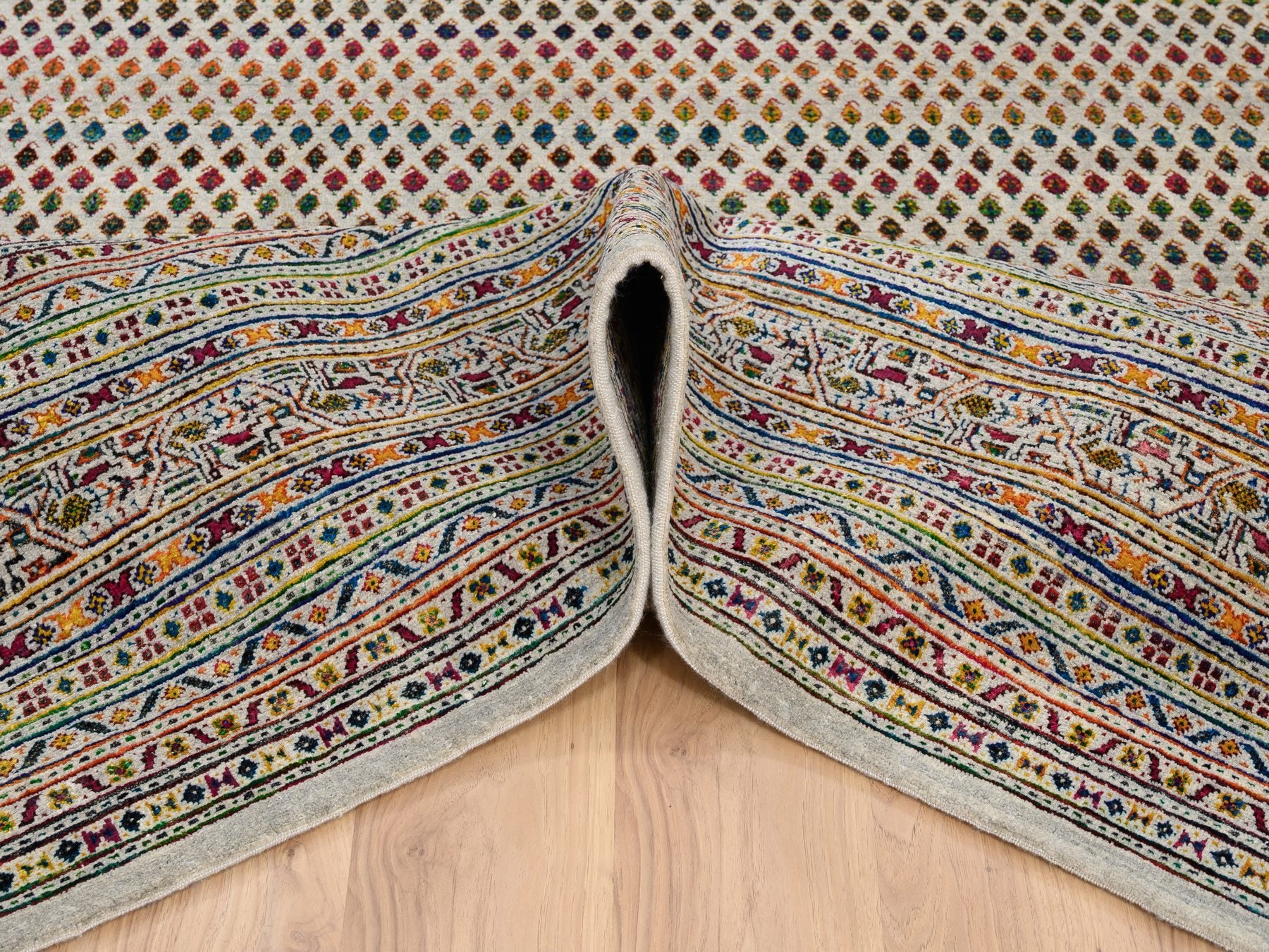 Sarouk Modern / Contemporary hand-knotted wool/sari silk rug in Beige, 8'8" x 12'2" — SKU O063206 (view 5)