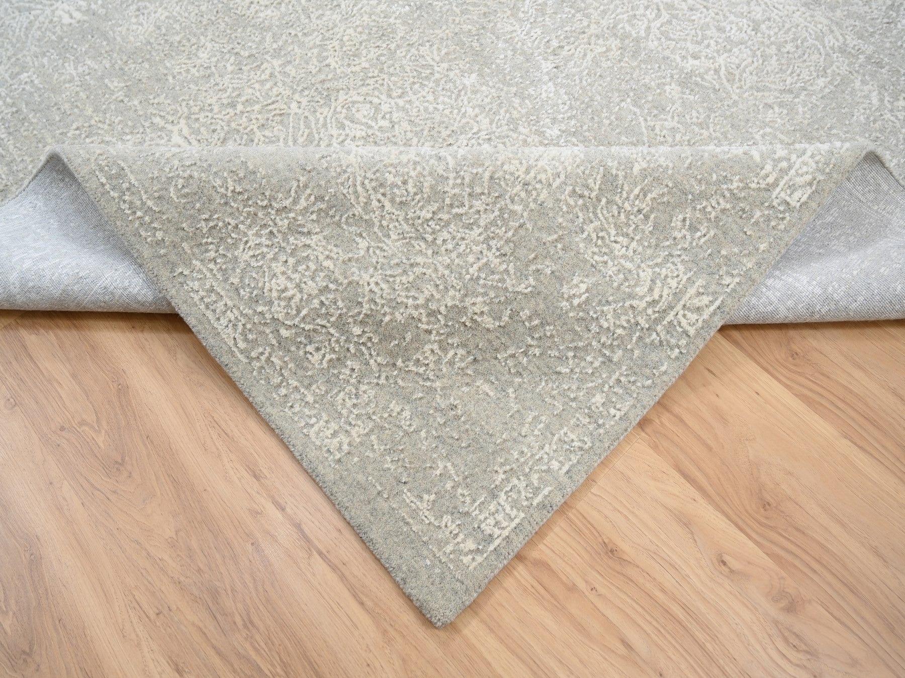 Modern / Contemporary hand-knotted wool/art silk rug in Beige, 6' x 9'2" — SKU O063264 (view 7)