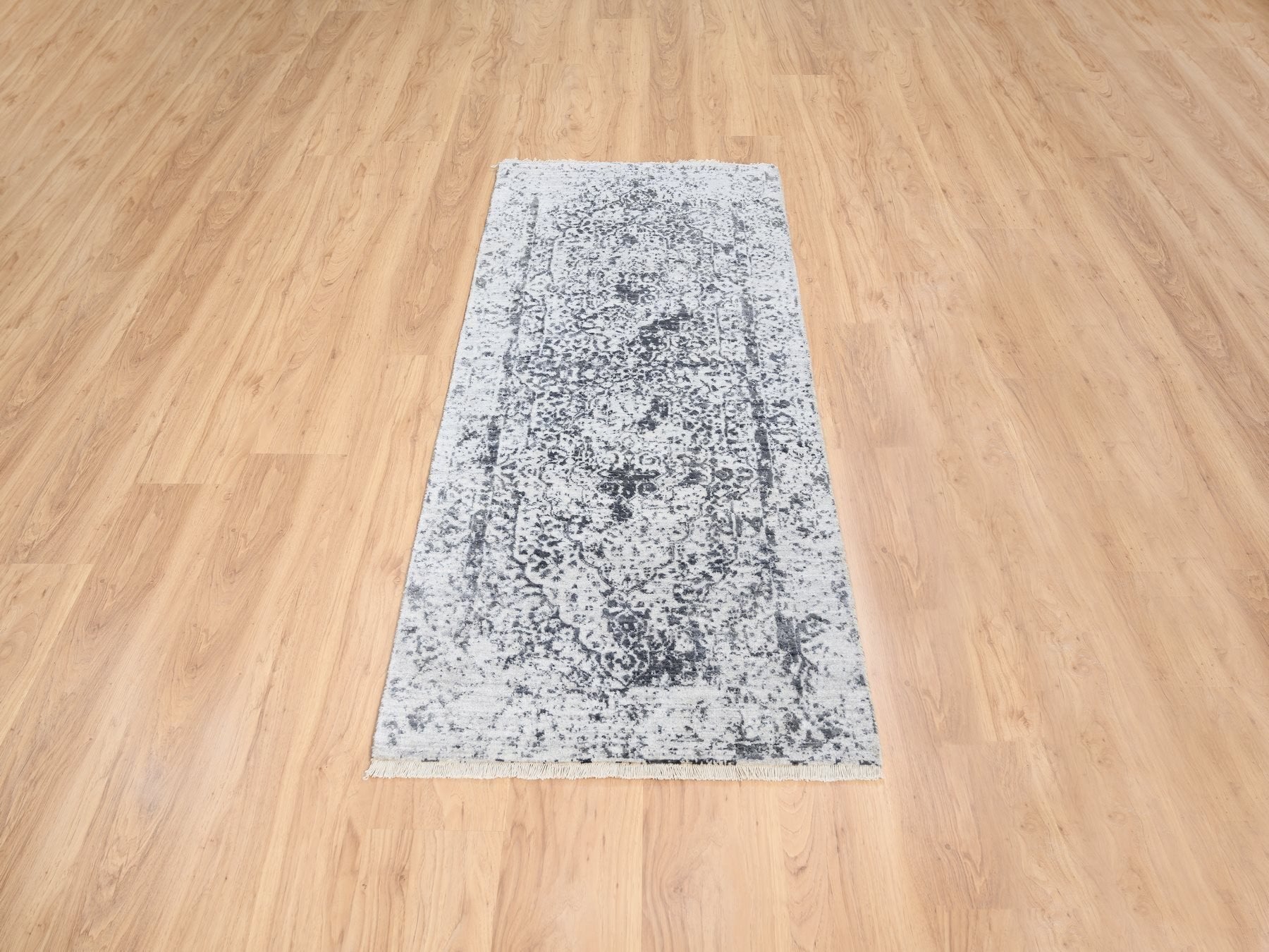 Gray 2'6" x 5'10" Transitional Hand knotted Wool/Silk Rug - Sku: O063475