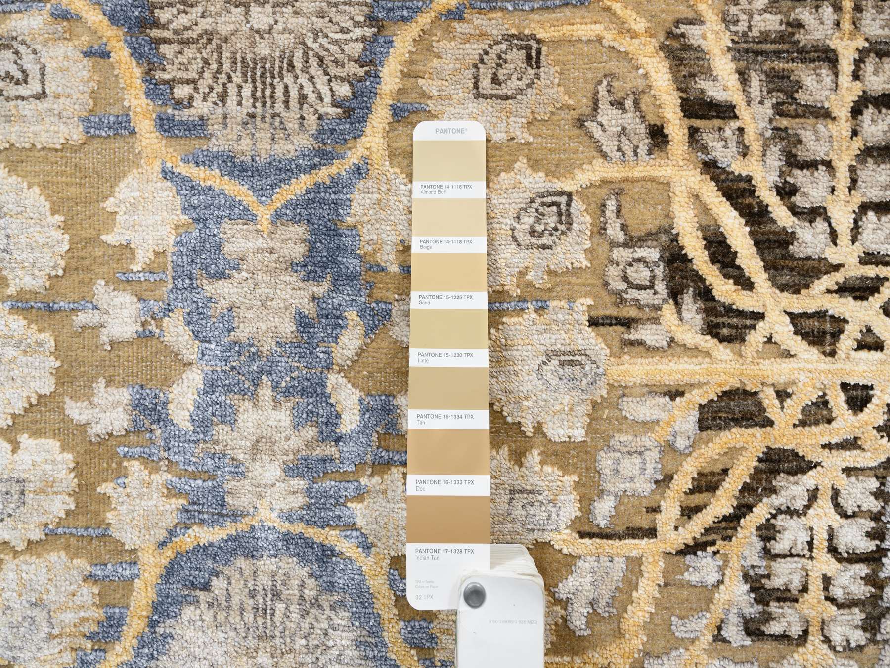 Sarouk Transitional hand-knotted wool/silk rug in Brown, 9' x 12'2" — SKU O063724 (view 7)