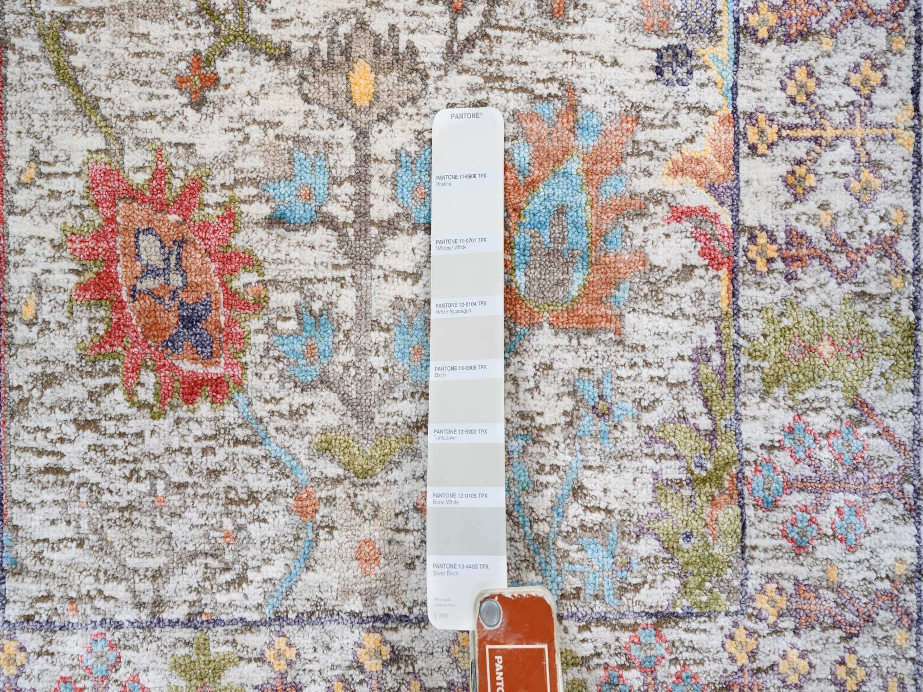 Wool / Silk hand-knotted wool/silk rug in Beige, 2'3" x 3'2" — SKU O063743 (view 4)