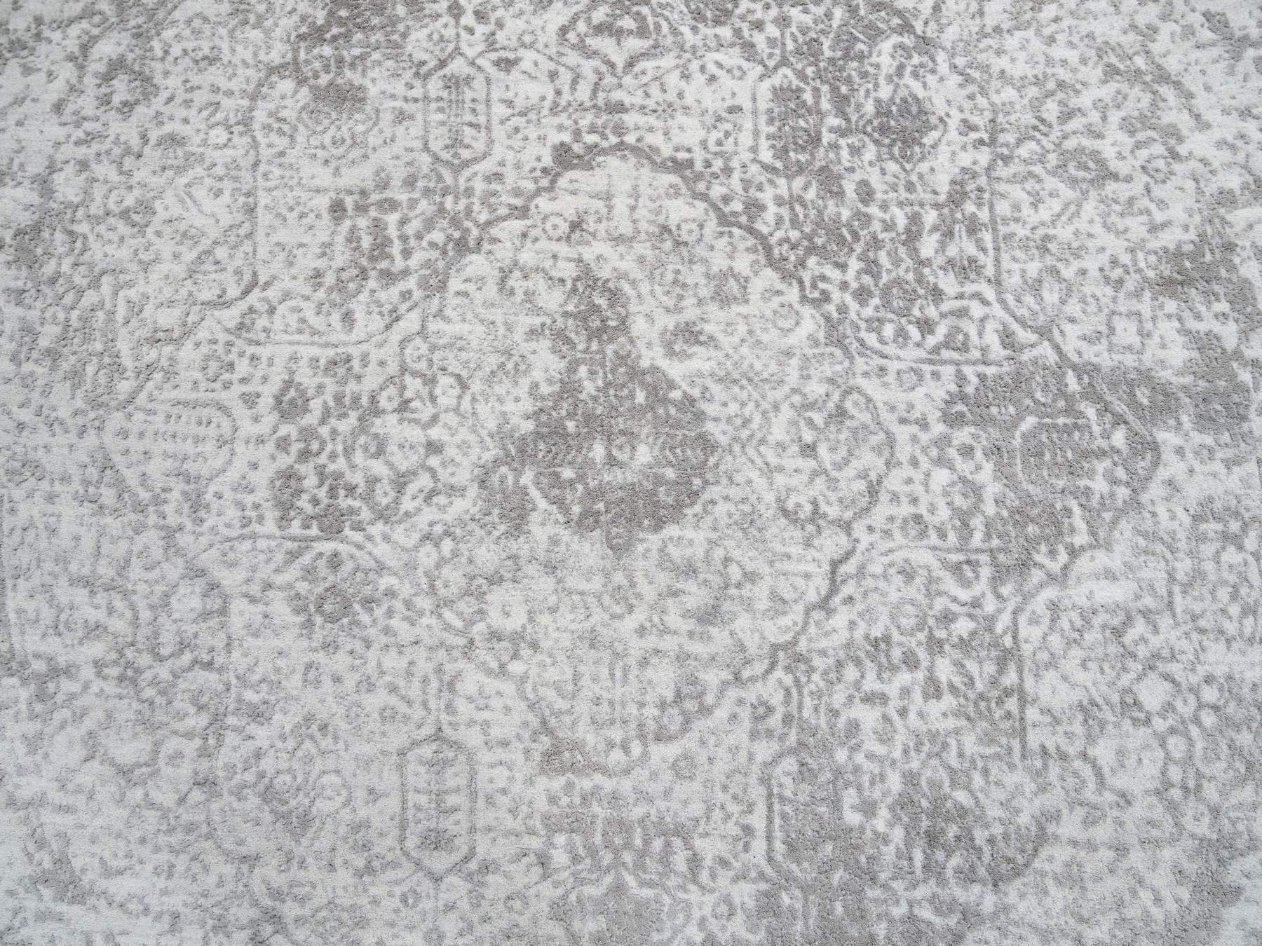 Transitional hand-knotted wool/pure silk rug in Gray, 6'7" x 6'7" — SKU O064322 (view 5)