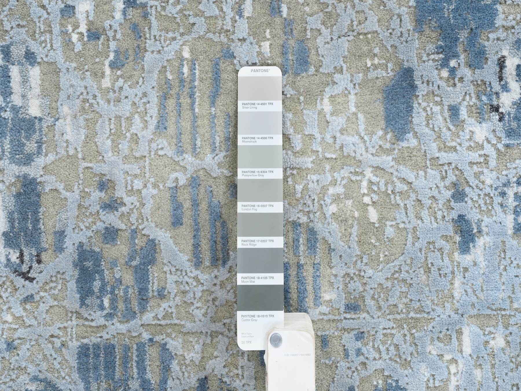 Modern / Contemporary hand-knotted wool/silk runner in Gray, 2'6" x 8' — SKU O064554 (view 4)