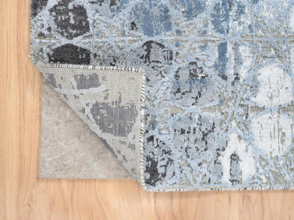 Modern / Contemporary hand-knotted wool/silk rug in Gray, 2'8" x 5'10" — SKU O064562 (view 3)