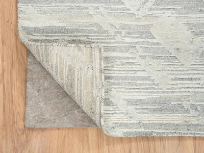 Modern / Contemporary hand-knotted wool rug in Gray, 5'1" x 7'3" — SKU O064699 (view 3)