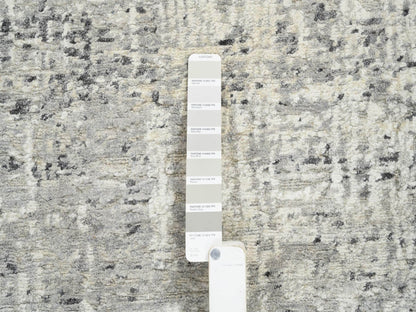 Modern / Contemporary hand-knotted wool rug in Gray, 7'10" x 7'10" — SKU O064700 (view 8)