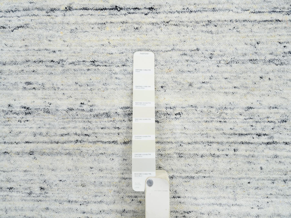 Modern / Contemporary hand-knotted wool runner in Ivory, 2'6" x 11'10" — SKU O064781 (view 4)