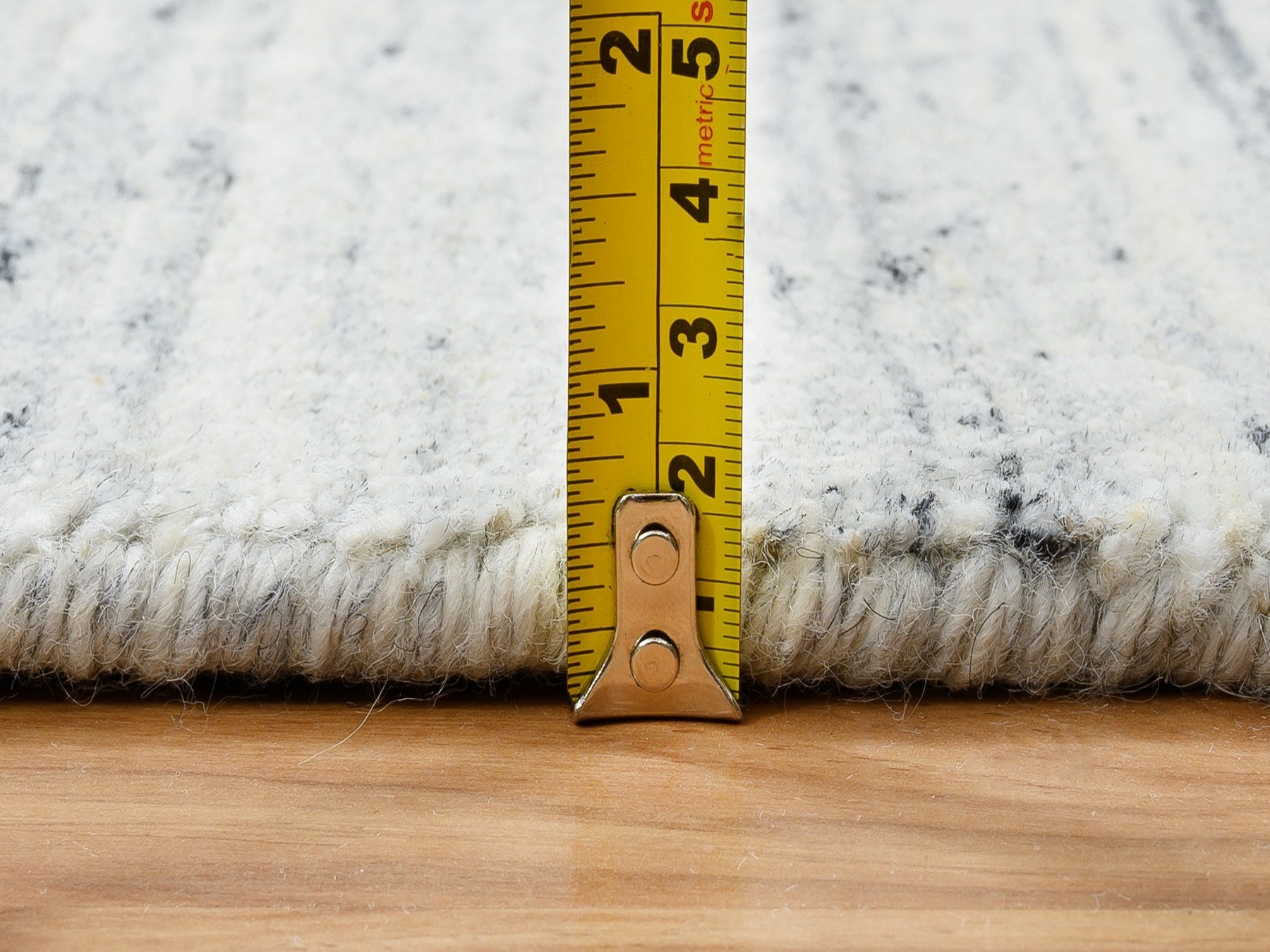 Modern / Contemporary hand-knotted wool runner in Ivory, 2'6" x 11'10" — SKU O064781 (view 7)