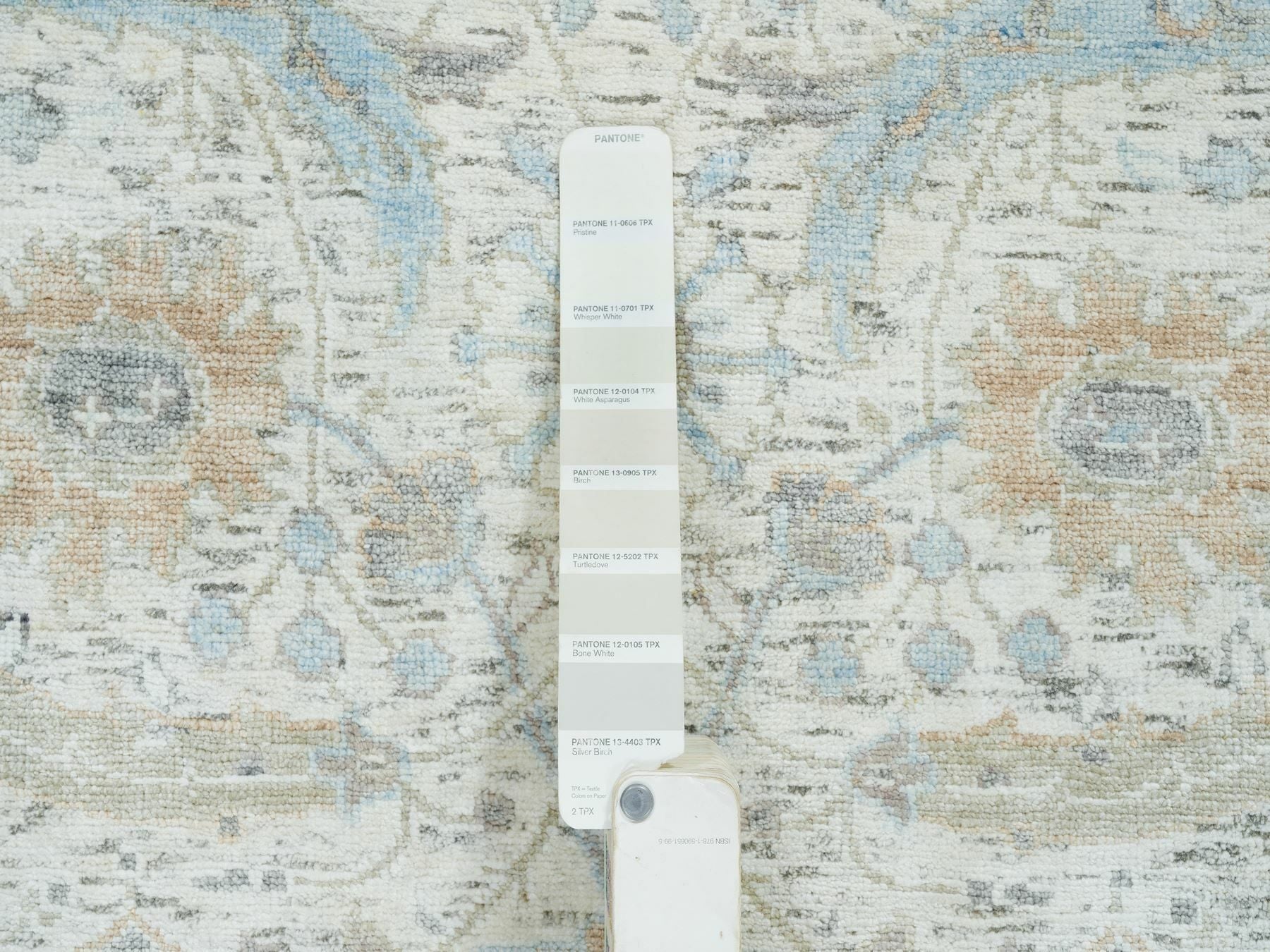 Transitional hand-knotted wool/silk runner in Ivory, 2'6" x 14'2" — SKU O065174 (view 4)