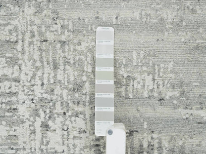 Modern / Contemporary hand-knotted wool rug in Gray, 6'2" x 6'2" — SKU O065657 (view 4)