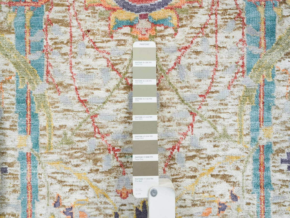Transitional hand-knotted wool/silk rug in Ivory, 5'2" x 5'2" — SKU O065695 (view 4)