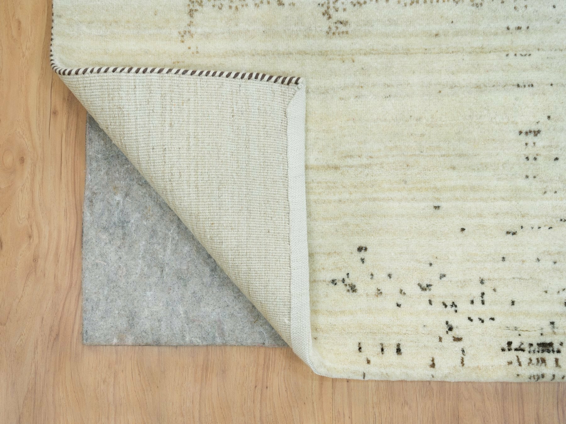 Gabbeh Modern / Contemporary hand-knotted wool rug in Ivory, 8'3" x 11'3" — SKU O065763 (view 4)