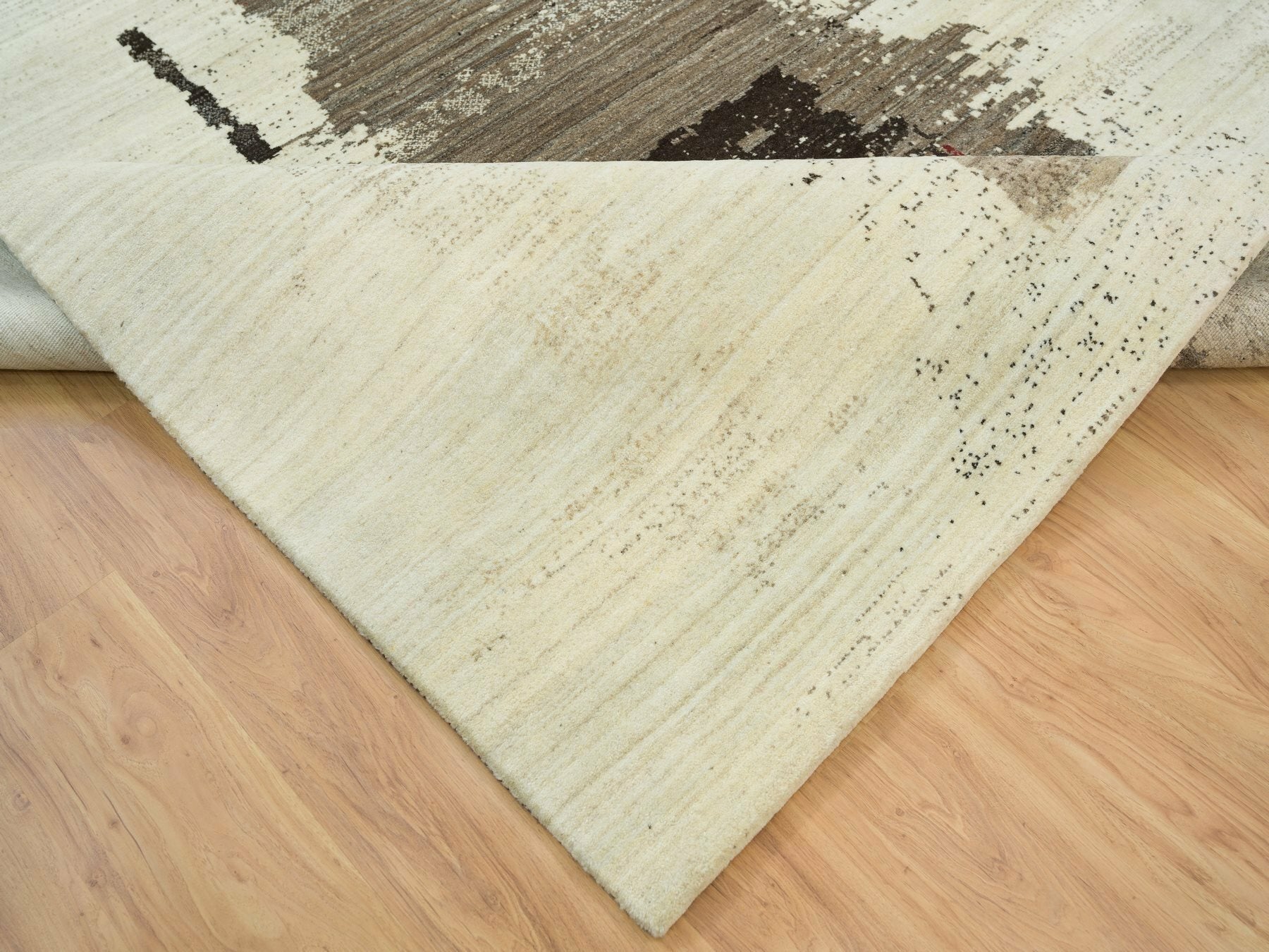 Gabbeh Modern / Contemporary hand-knotted wool rug in Ivory, 8'3" x 11'3" — SKU O065763 (view 6)