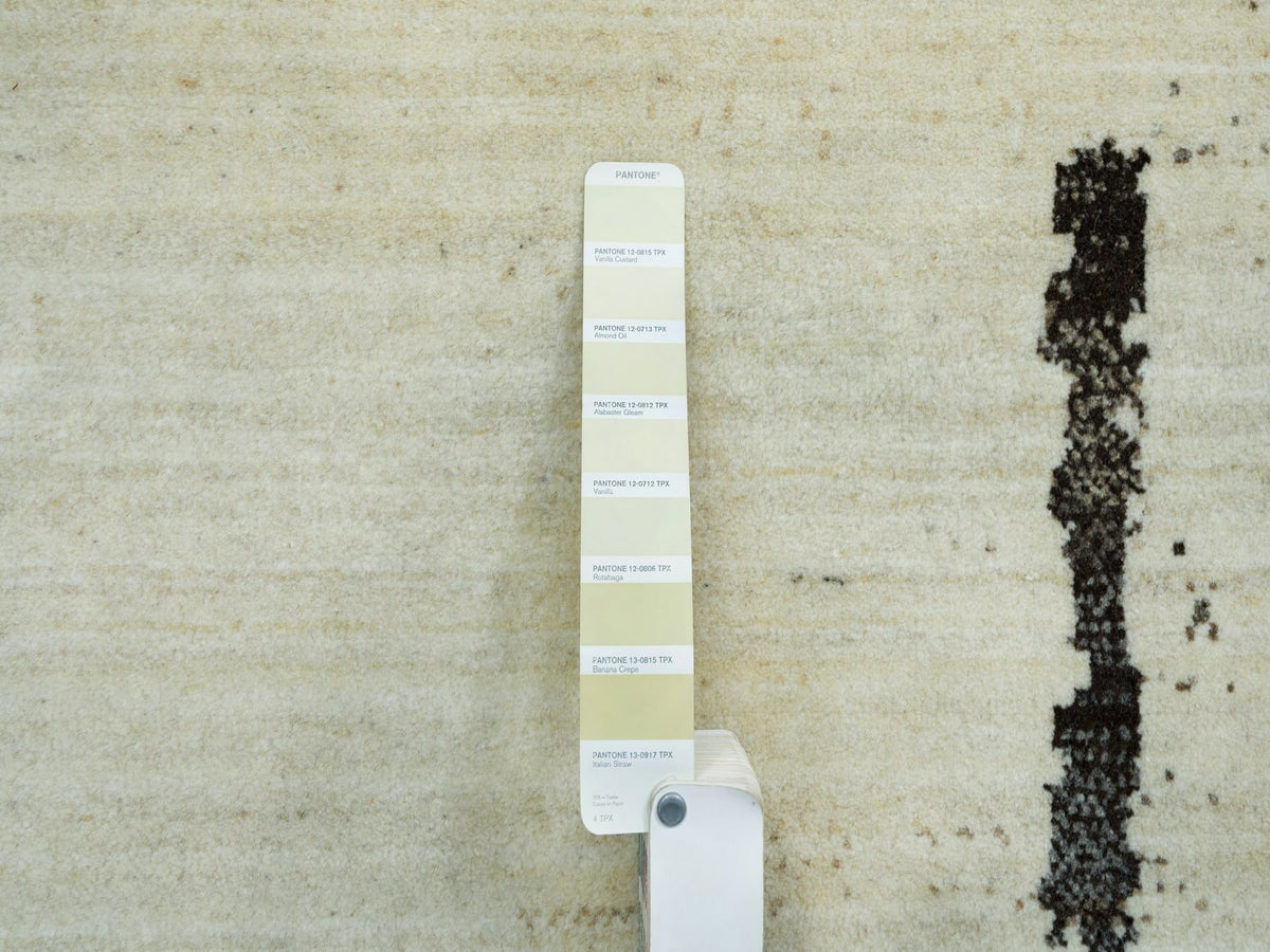 Gabbeh Modern / Contemporary hand-knotted wool rug in Ivory, 8'3" x 11'3" — SKU O065763 (view 7)
