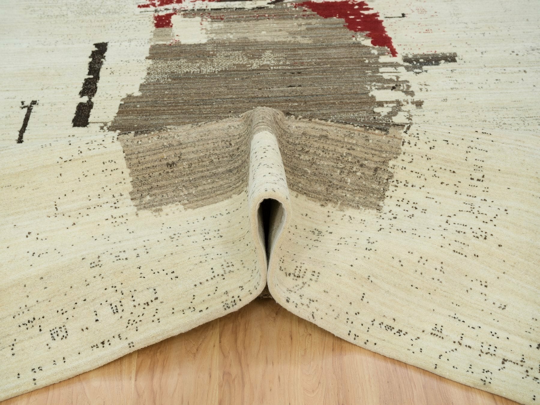 Gabbeh Modern / Contemporary hand-knotted wool rug in Ivory, 9'6" x 13'4" — SKU O065771 (view 5)