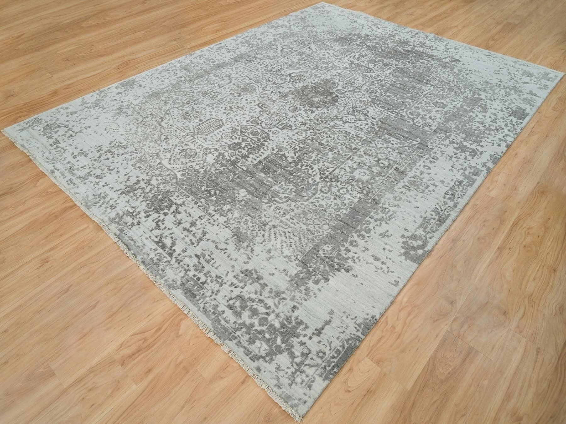 Transitional hand-knotted wool/silk rug in Gray, 8'11" x 12'1" — SKU O065877 (view 3)