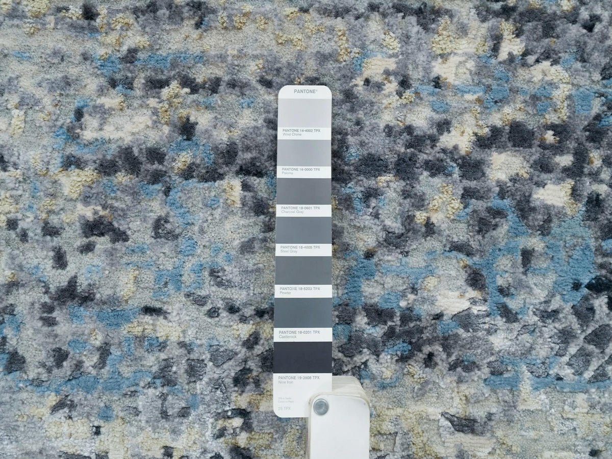 Modern / Contemporary hand-knotted wool/silk rug in Gray, 6'11" x 6'11" — SKU O065879 (view 4)