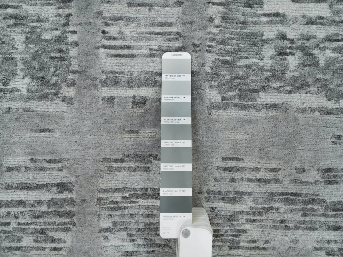 Modern / Contemporary hand-knotted wool rug in Gray, 3' x 5'1" — SKU O065961 (view 4)