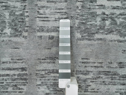 Modern / Contemporary hand-knotted wool rug in Gray, 3' x 5'1" — SKU O065961 (view 4)