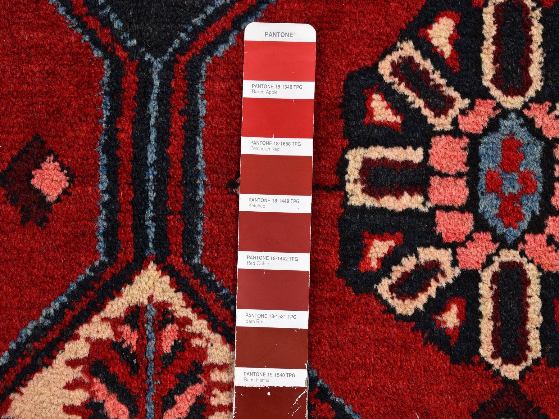 Hamadan Persian hand-knotted wool rug in Red, 4'4" x 6'8" — SKU O066339 (view 2)