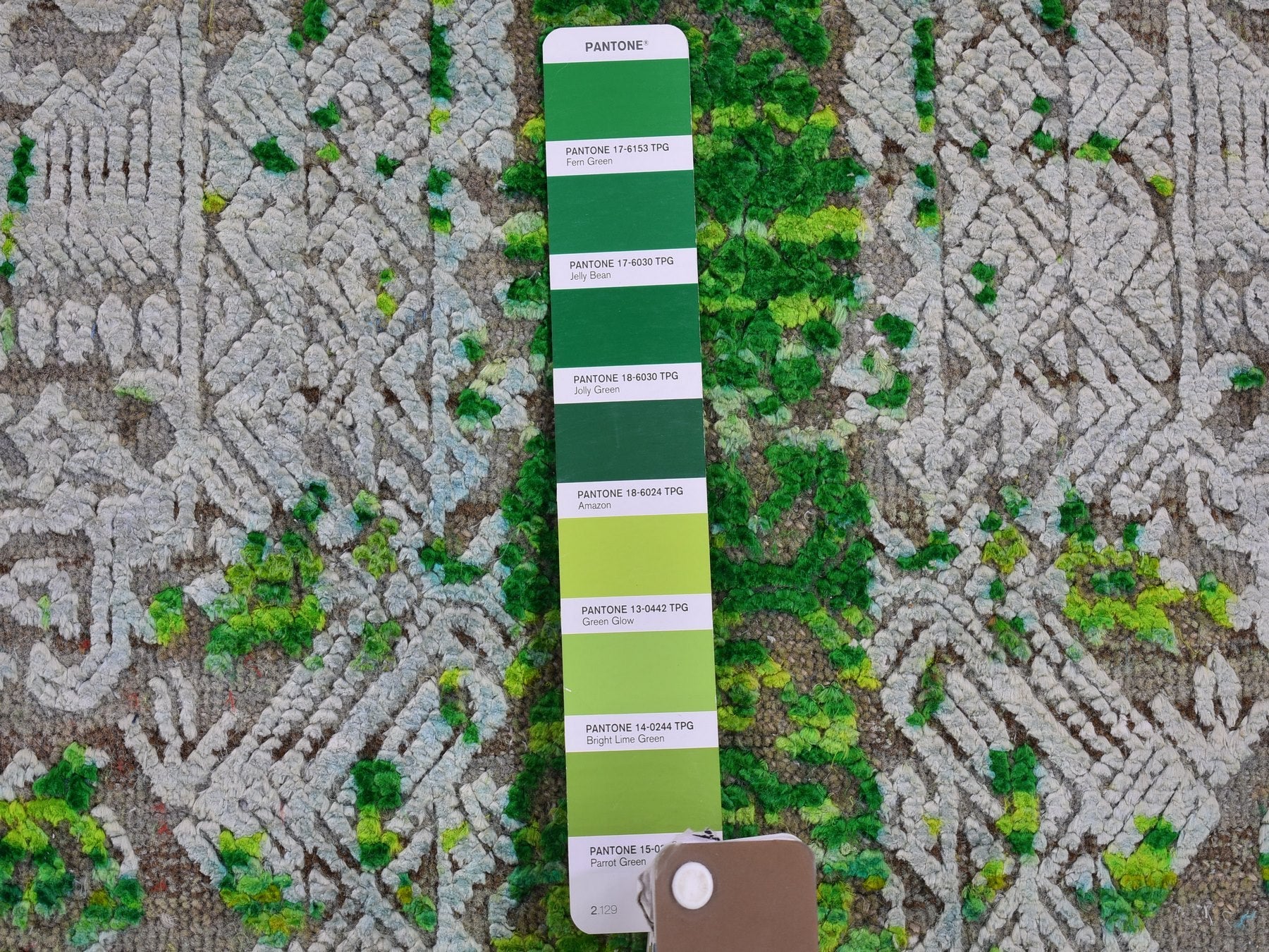 Modern / Contemporary hand-knotted wool/silk rug in Green, 6' x 9'4" — SKU O066452 (view 4)
