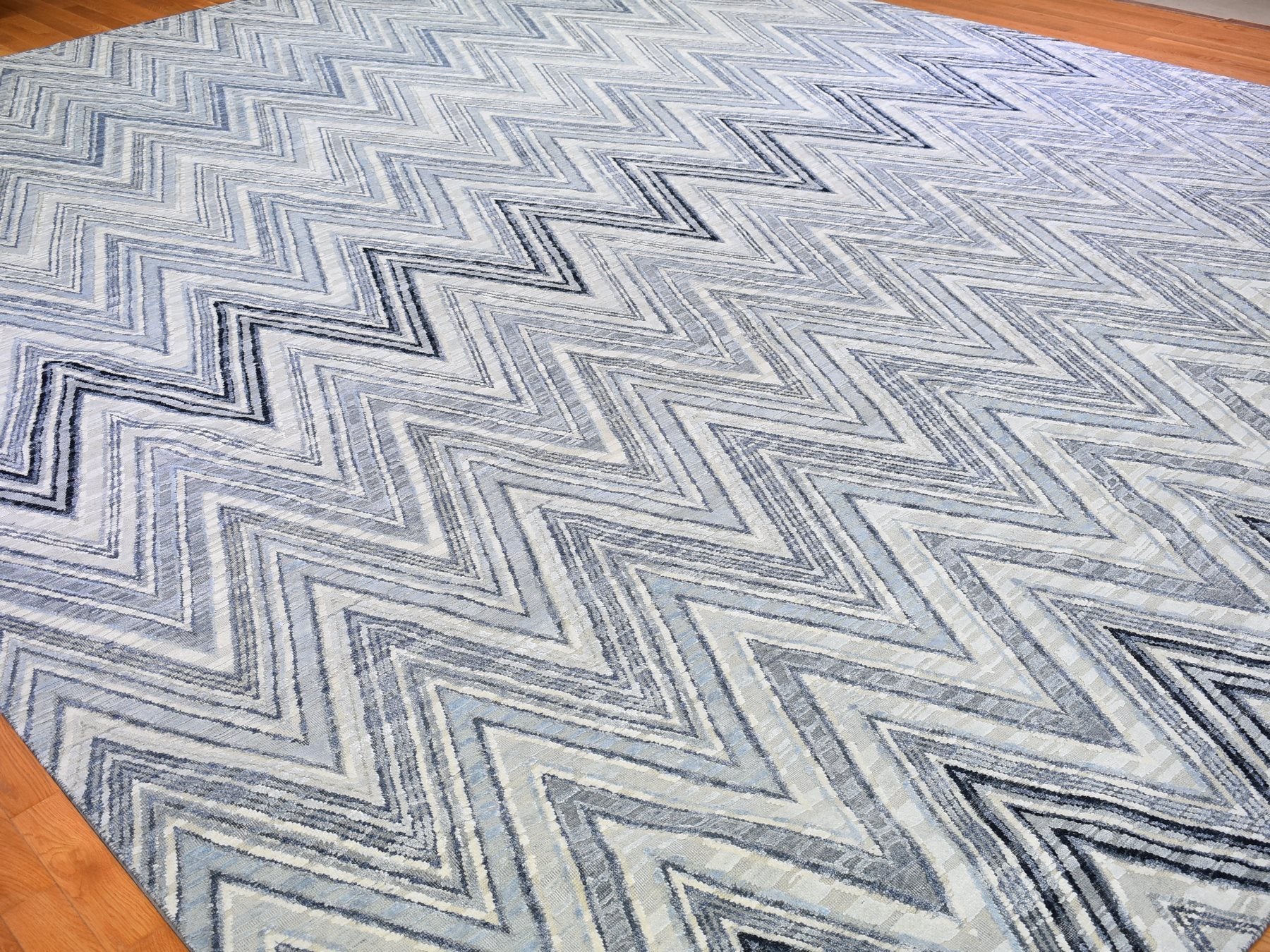 Modern / Contemporary hand-knotted wool/silk rug in Gray, 14'1" x 18'1" — SKU O066488 (view 3)