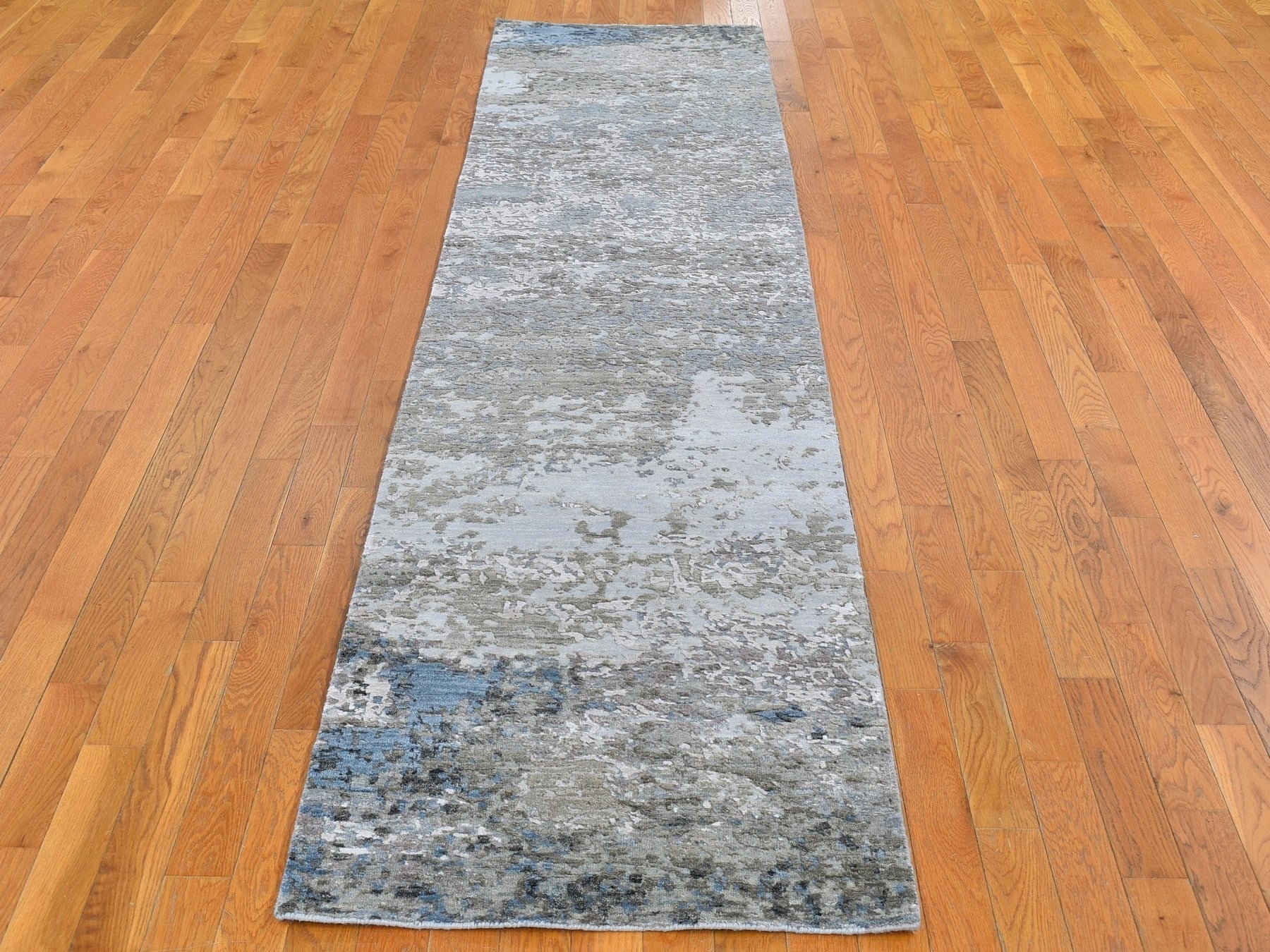 Gray 2'6" x 10'6" Modern / Contemporary Hand knotted Wool/Silk Rug - Sku: O066556