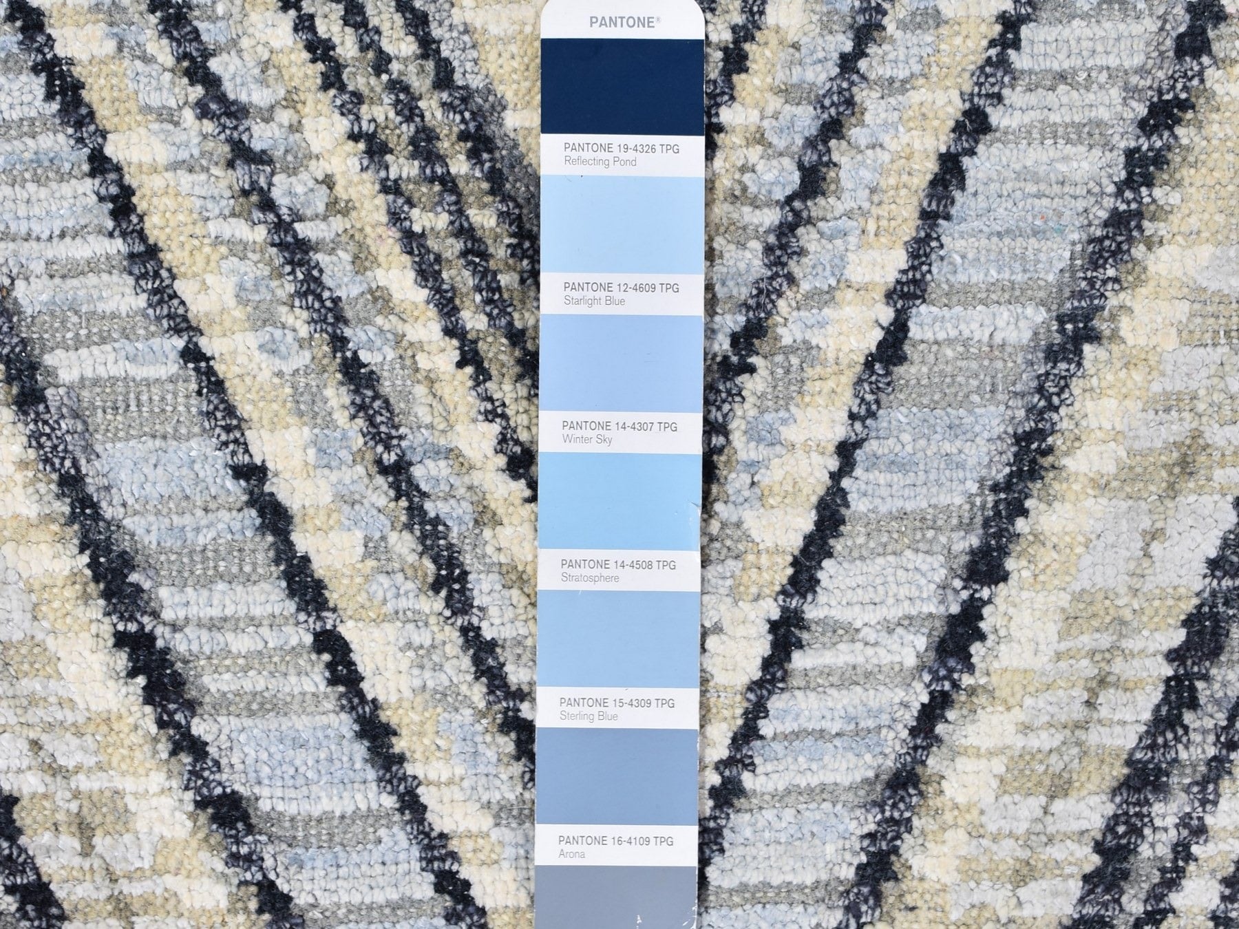 Modern / Contemporary hand-knotted wool/silk rug in Gray, 9' x 9' — SKU O066695 (view 9)
