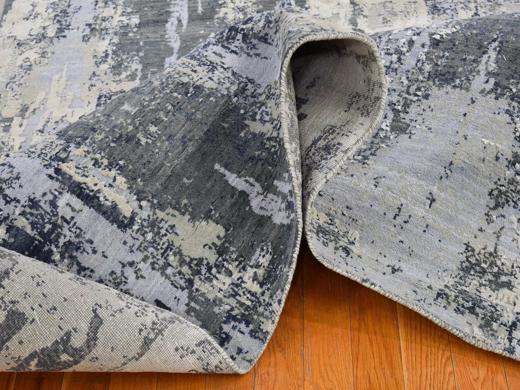 Modern / Contemporary hand-knotted wool/silk rug in Gray, 8'2" x 10'2" — SKU O066741 (view 5)