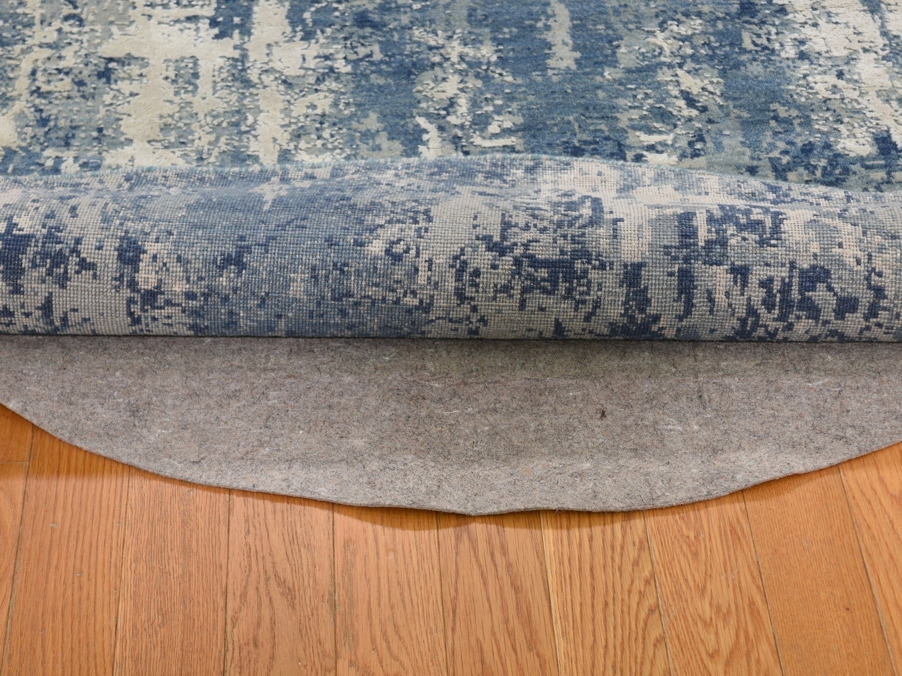 Modern / Contemporary hand-knotted wool/pure silk rug in Blue, 6'2" x 6'2" — SKU O066755 (view 3)