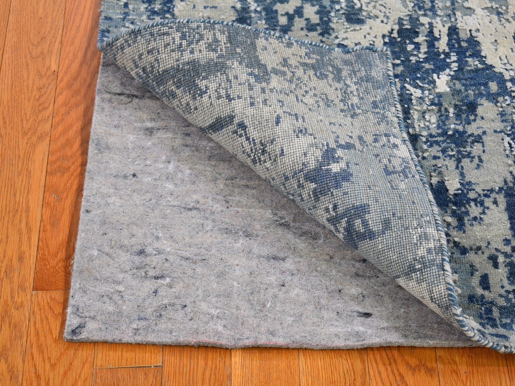 Modern / Contemporary hand-knotted wool/pure silk rug in Blue, 3'1" x 5'3" — SKU O066763 (view 4)