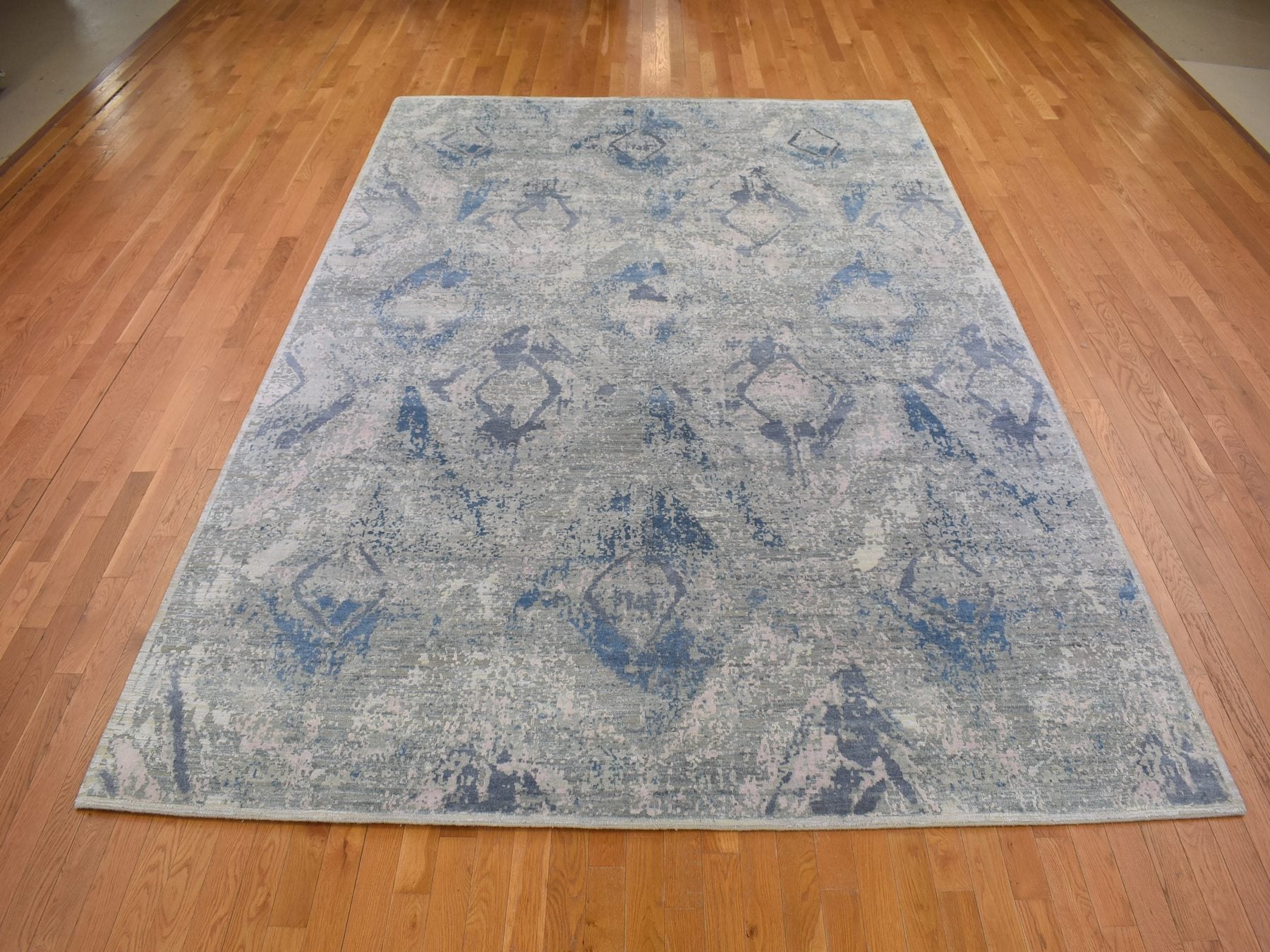 Modern / Contemporary hand-knotted wool/silk rug in Ivory, 9' x 12'1" — SKU O066876 (view 3)