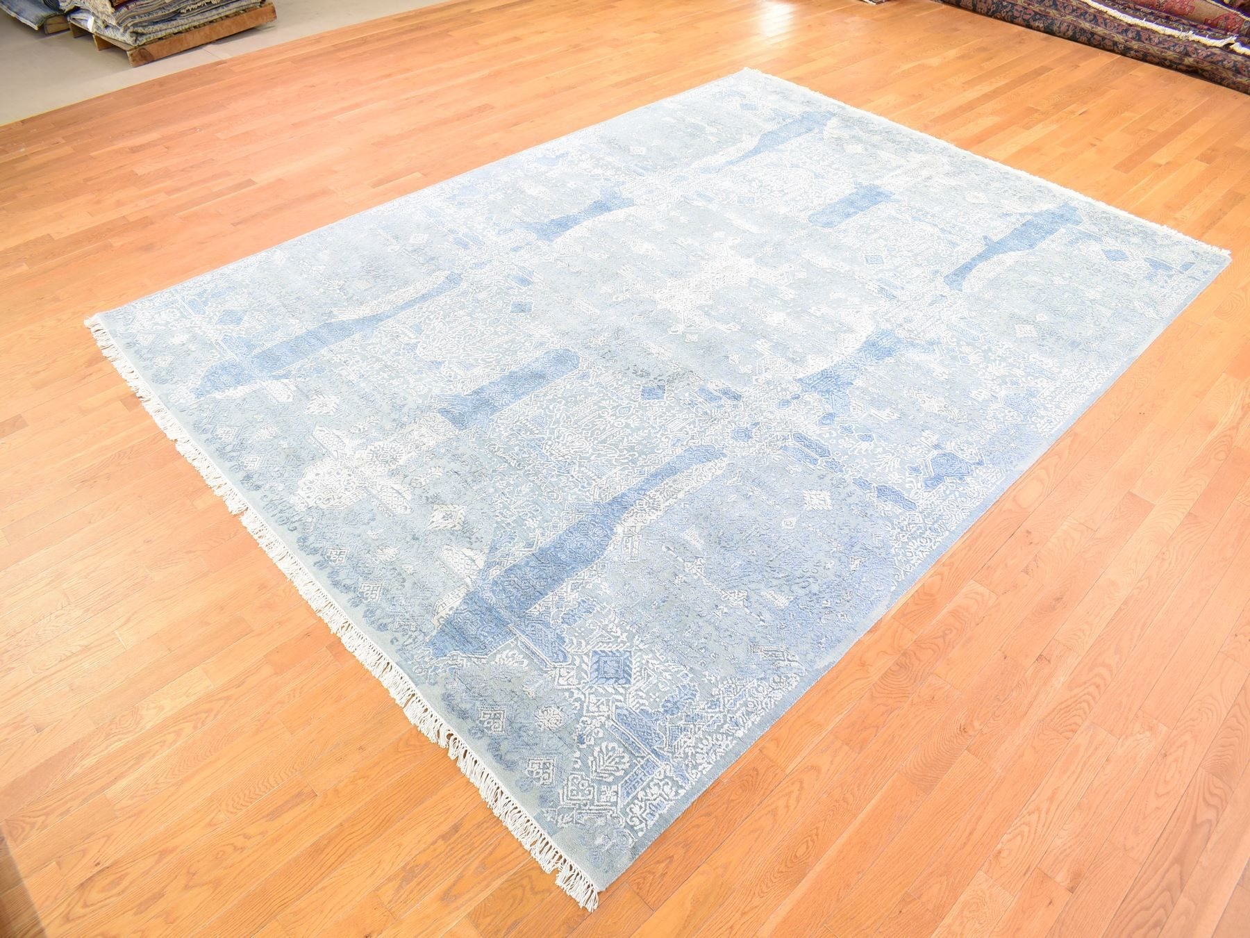 Transitional hand-knotted wool/pure silk rug in Blue, 9' x 12'2" — SKU O066954 (view 3)
