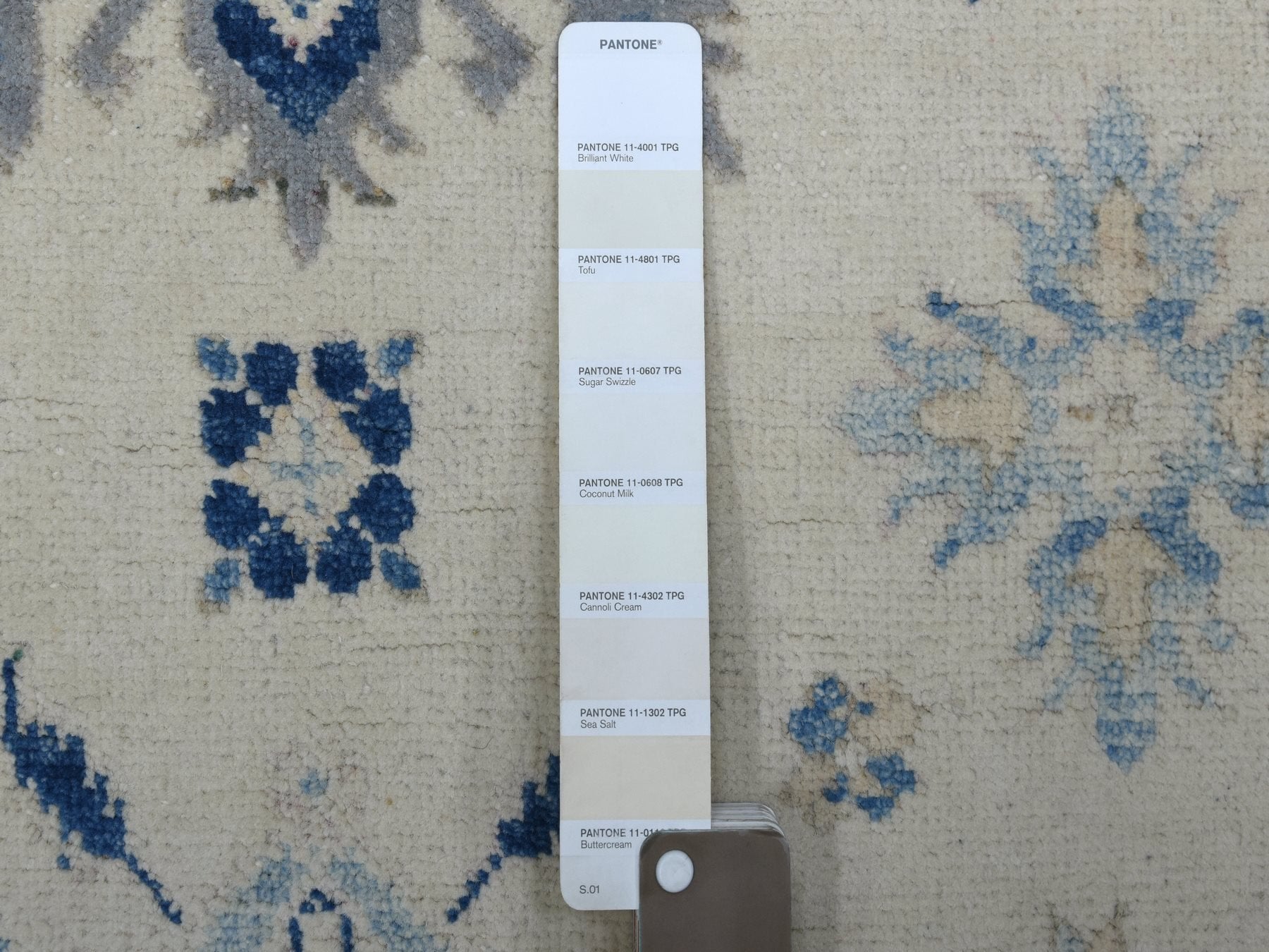 Kazak Kazak hand-knotted wool rug in Ivory & Gray, 3'9" x 5'9" — SKU O069302 (view 3)