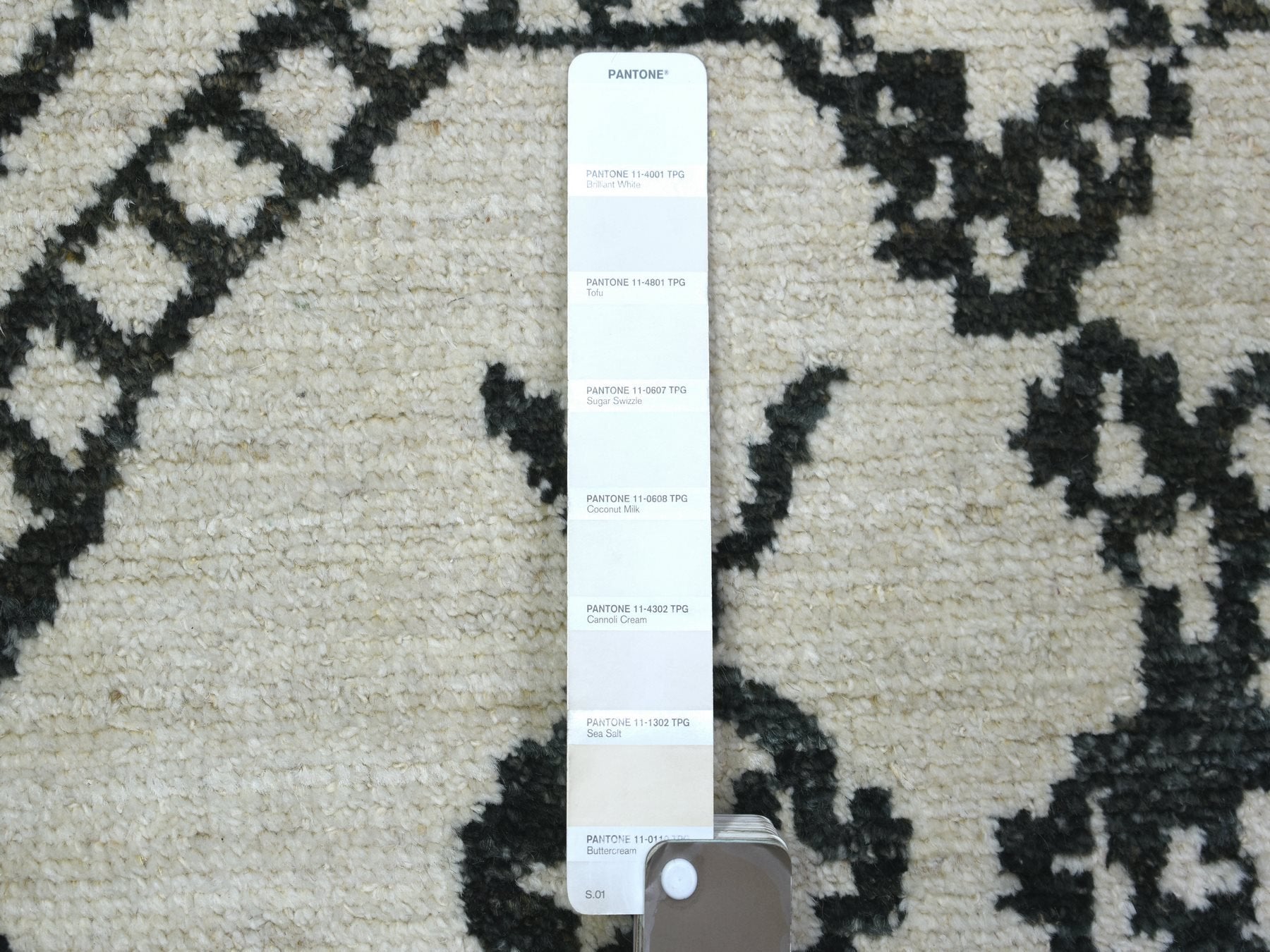 Tribal & Geometric hand-knotted wool runner in Ivory, 2'10" x 11'4" — SKU O072169 (view 3)