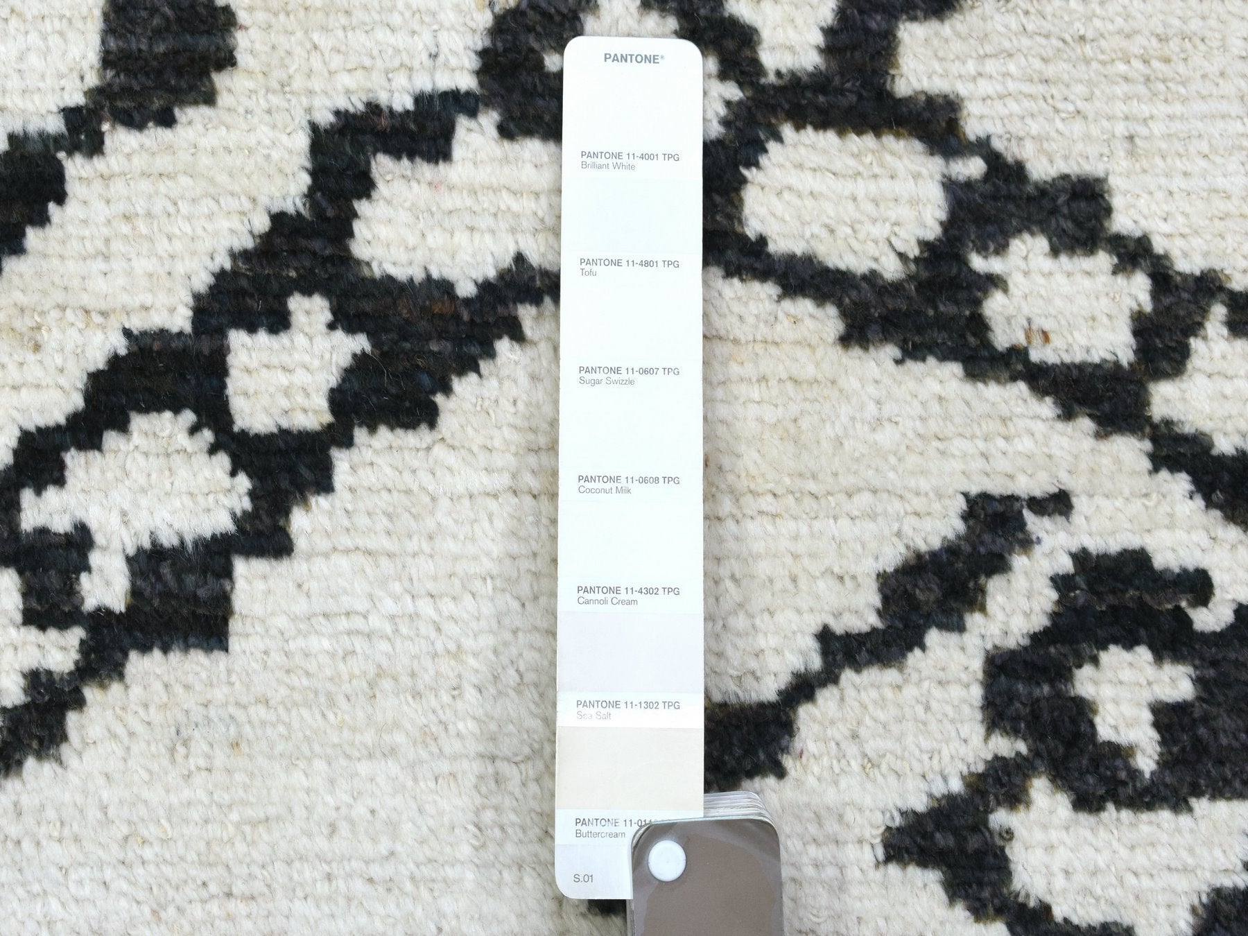 Tribal & Geometric hand-knotted wool rug in Ivory, 9'10" x 13'8" — SKU O072616 (view 7)