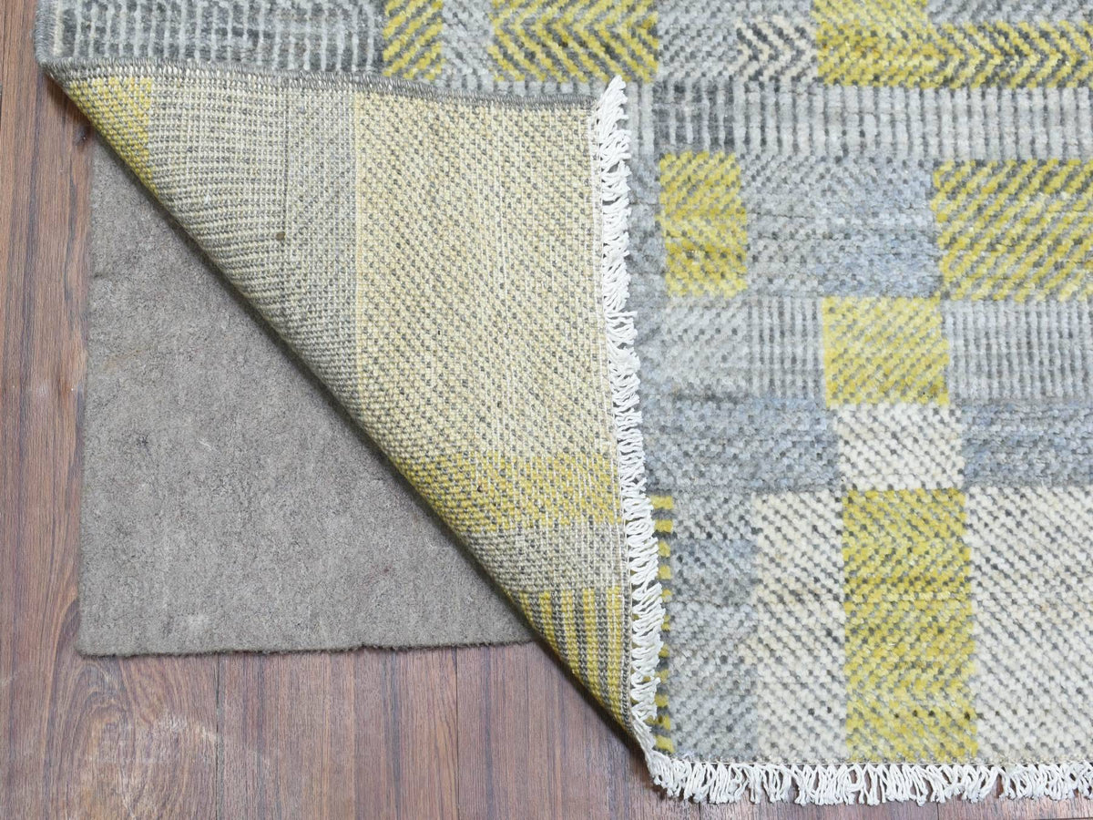 Modern / Contemporary hand-knotted wool rug in Gray, 7'9" x 10'2" — SKU O072672 (view 4)