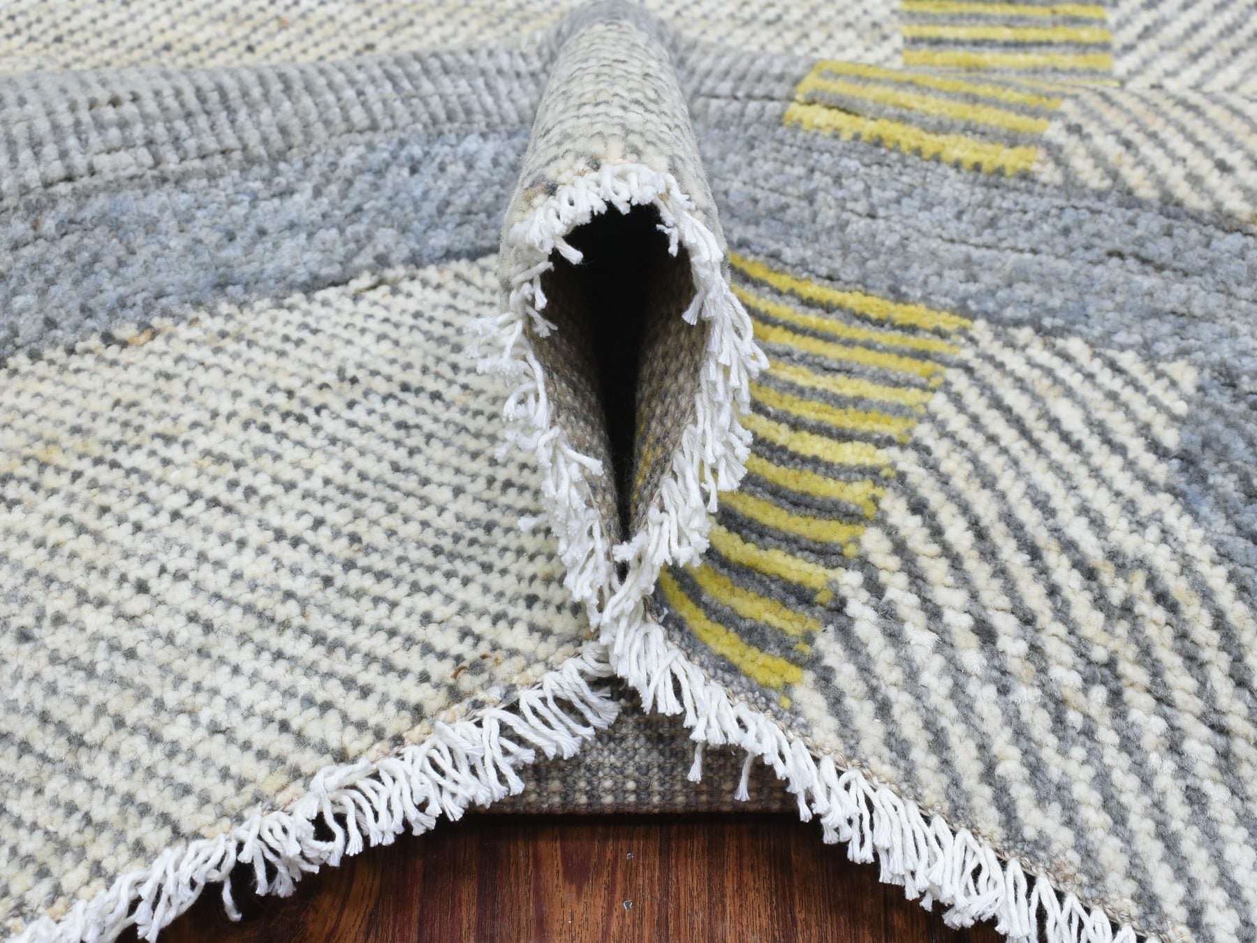 Modern / Contemporary hand-knotted wool rug in Gray, 7'9" x 10'2" — SKU O072672 (view 5)