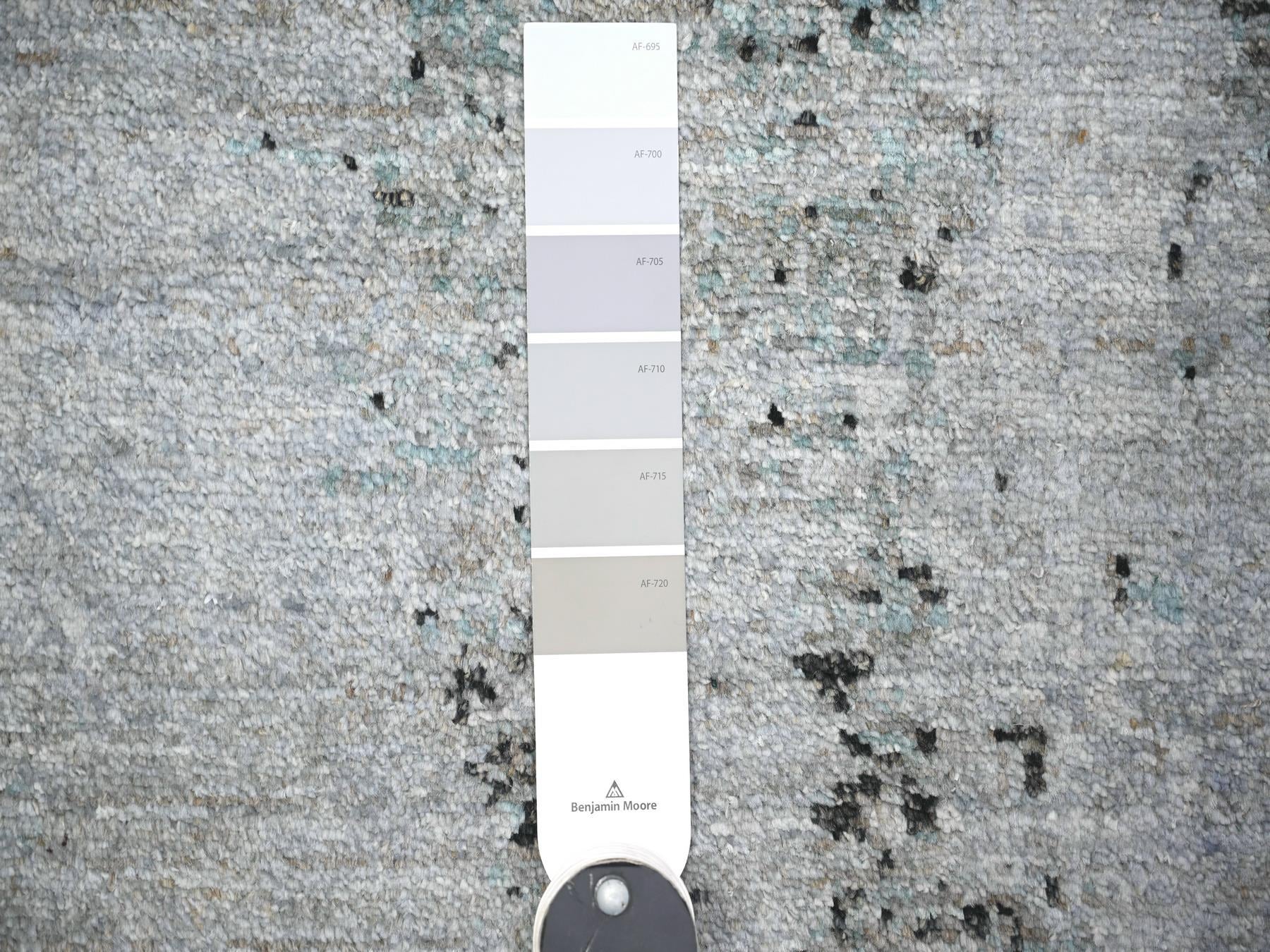 Modern / Contemporary hand-knotted wool rug in Gray, 8'10" x 12'9" — SKU O074628 (view 7)