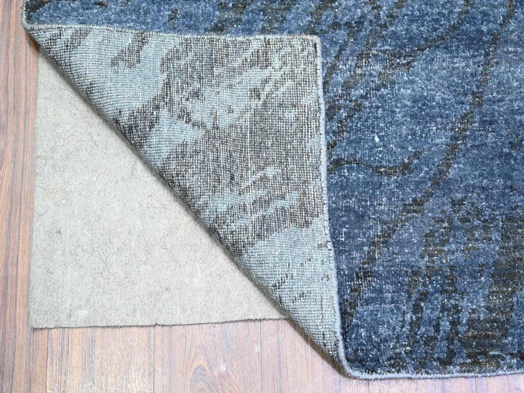 Modern / Contemporary hand-knotted wool rug in Gray, 8'10" x 12'1" — SKU O074629 (view 4)