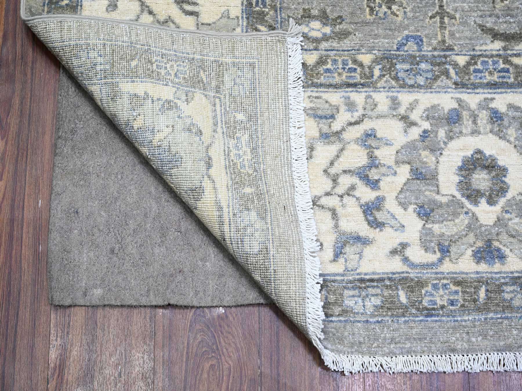 Heriz Heriz hand-knotted wool rug in Gray & Delicate White, 7'10" x 9'9" — SKU O074679 (view 4)