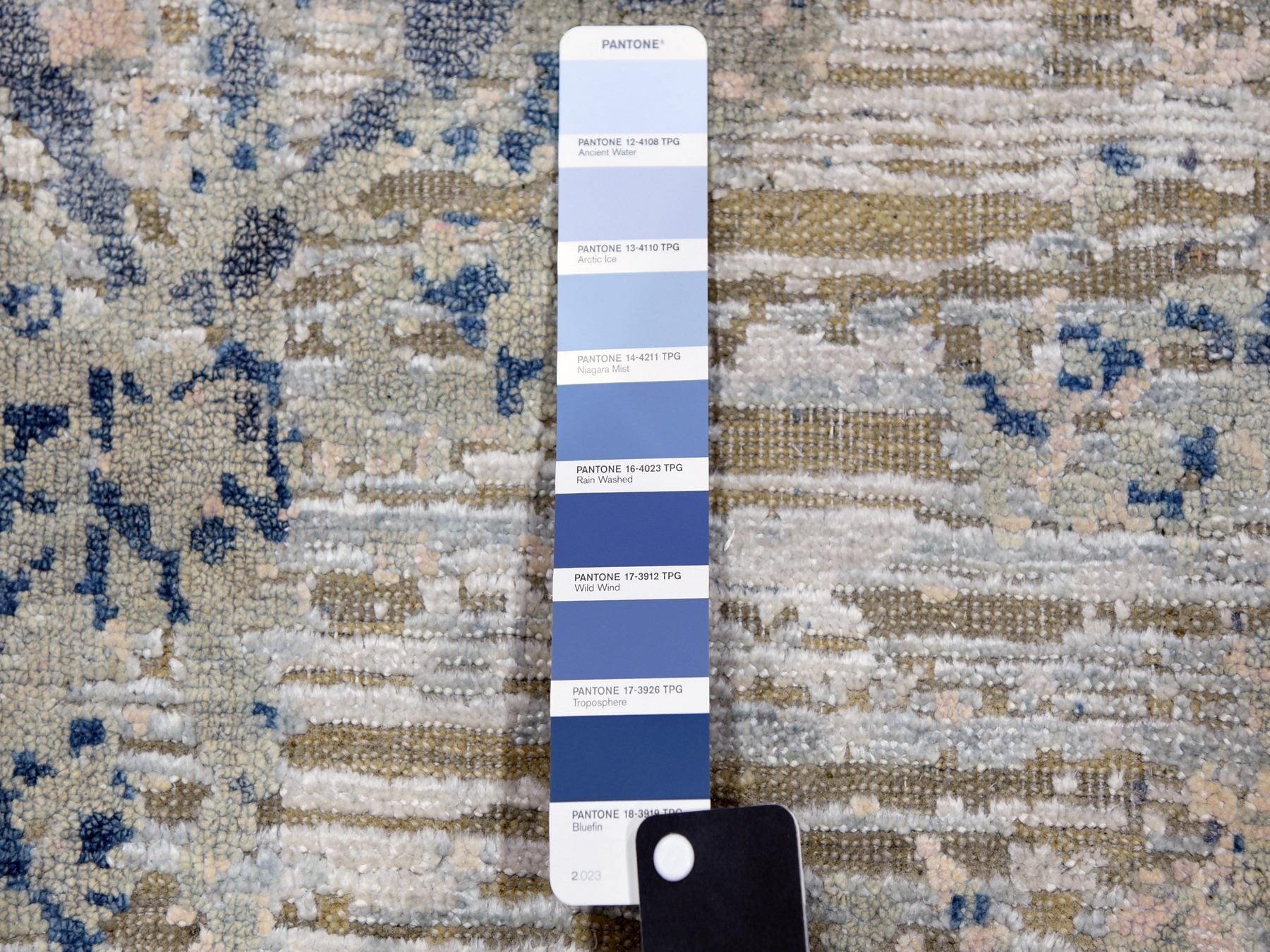 Modern / Contemporary hand-knotted wool/silk rug in Ivory, 12'1" x 15'2" — SKU O075012 (view 7)