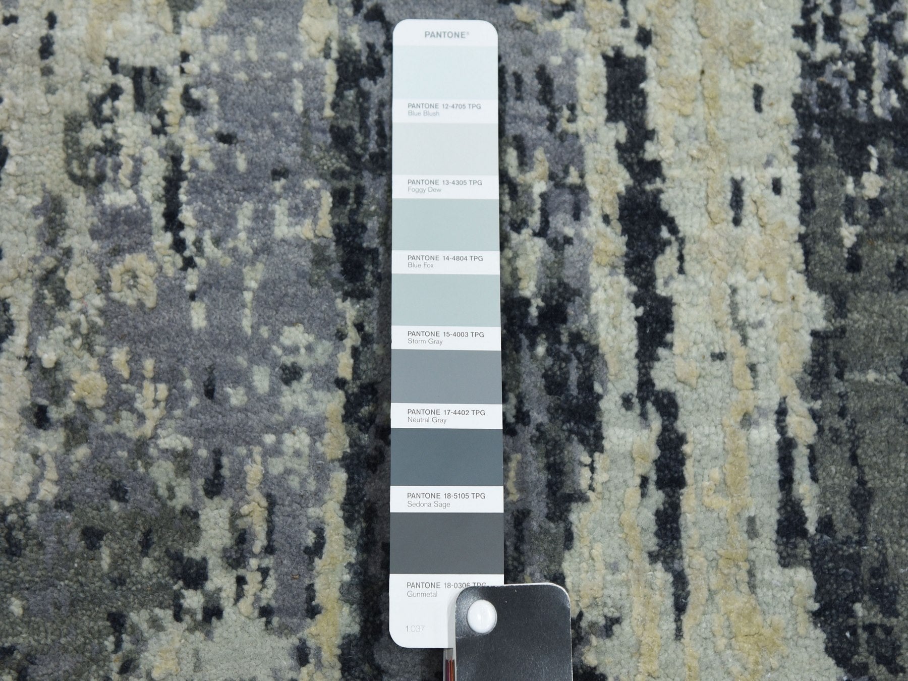 Modern / Contemporary hand-knotted wool/silk runner in Gray, 2'7" x 10'2" — SKU O075078 (view 4)