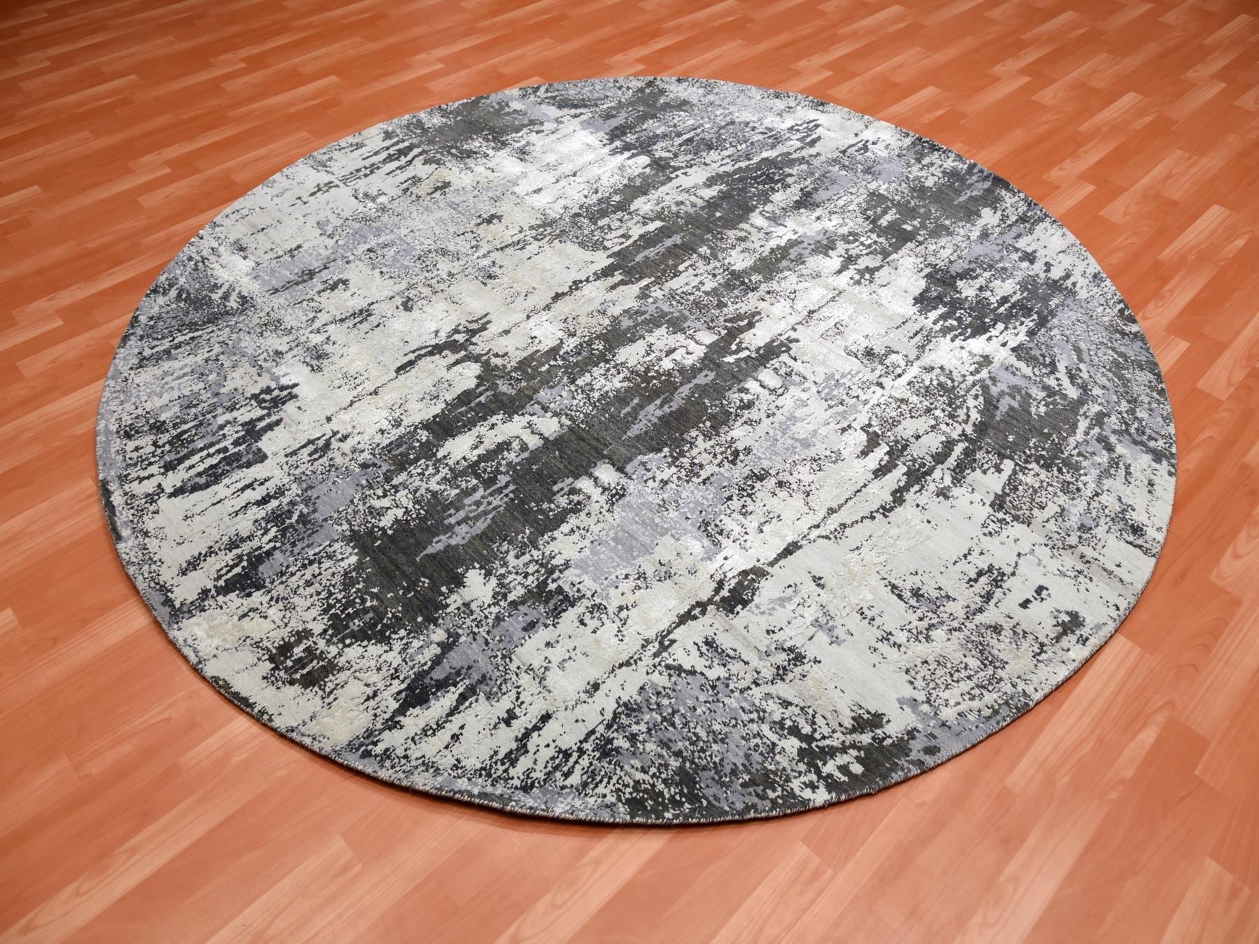 Modern / Contemporary hand-knotted wool/silk rug in Gray, 8'2" x 8'2" — SKU O075087 (view 4)